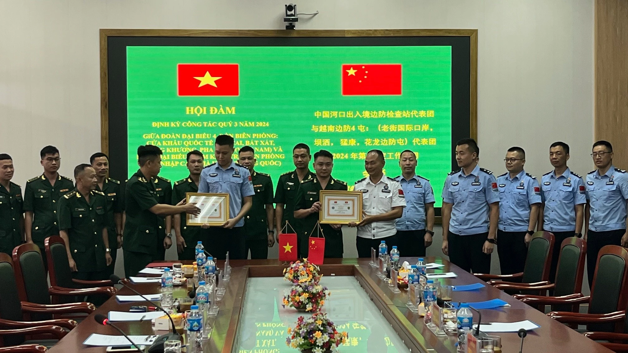 truong-doan-dai-bieu-hai-ben-trao-bang-chung-nhan-su-gia-huu-nghi-2125.jpg