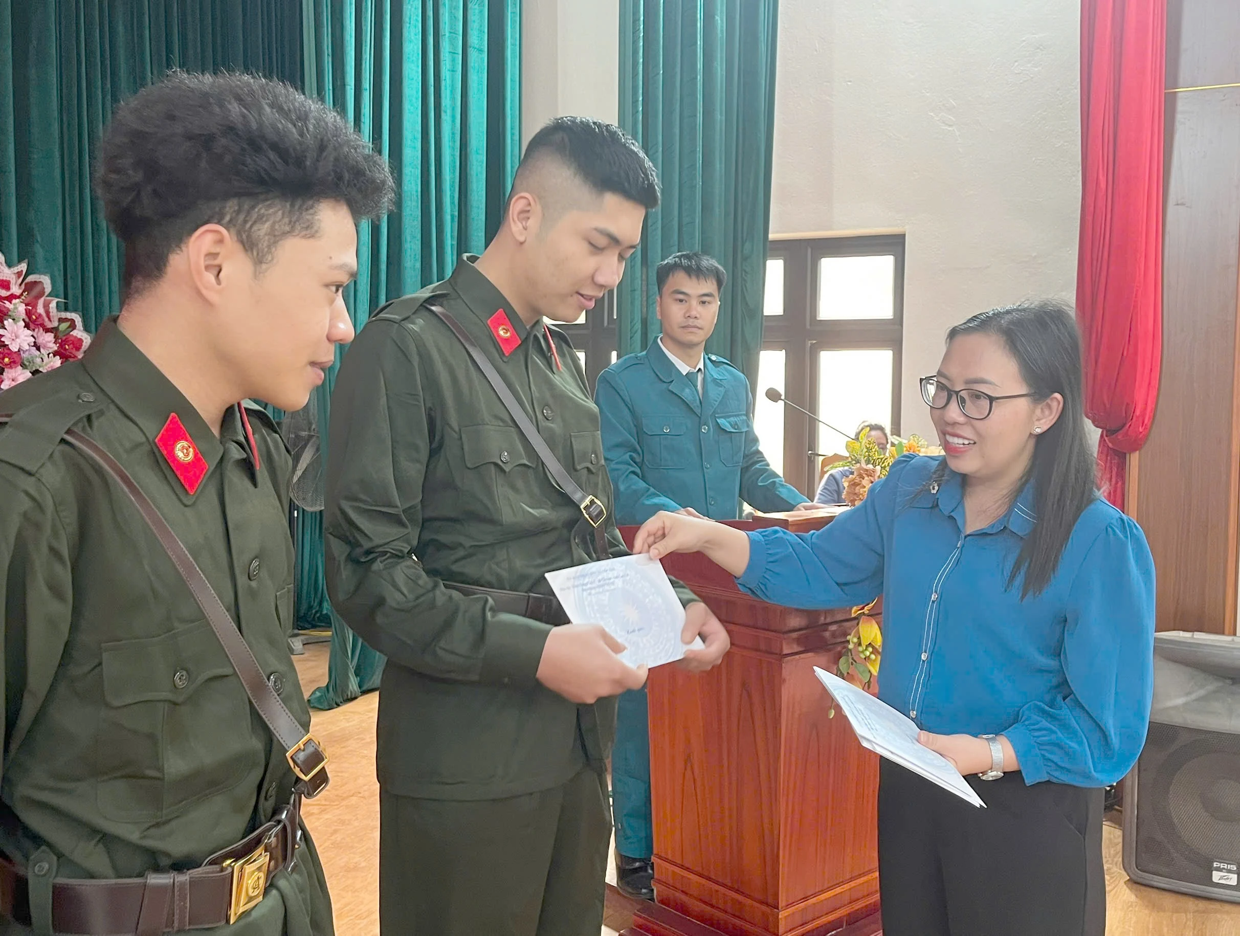 dong-chi-giang-thi-mai-pho-bi-thu-thuong-truc-dang-uy-tang-qua-tan-binh.jpg