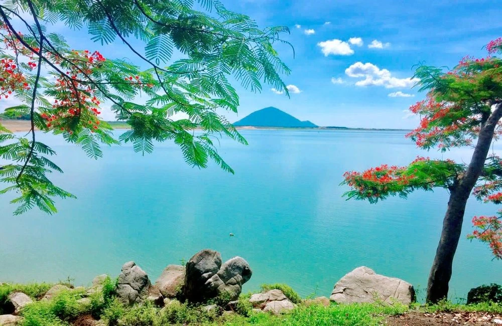 Khung cảnh nên thơ của hồ Dầu Tiếng.