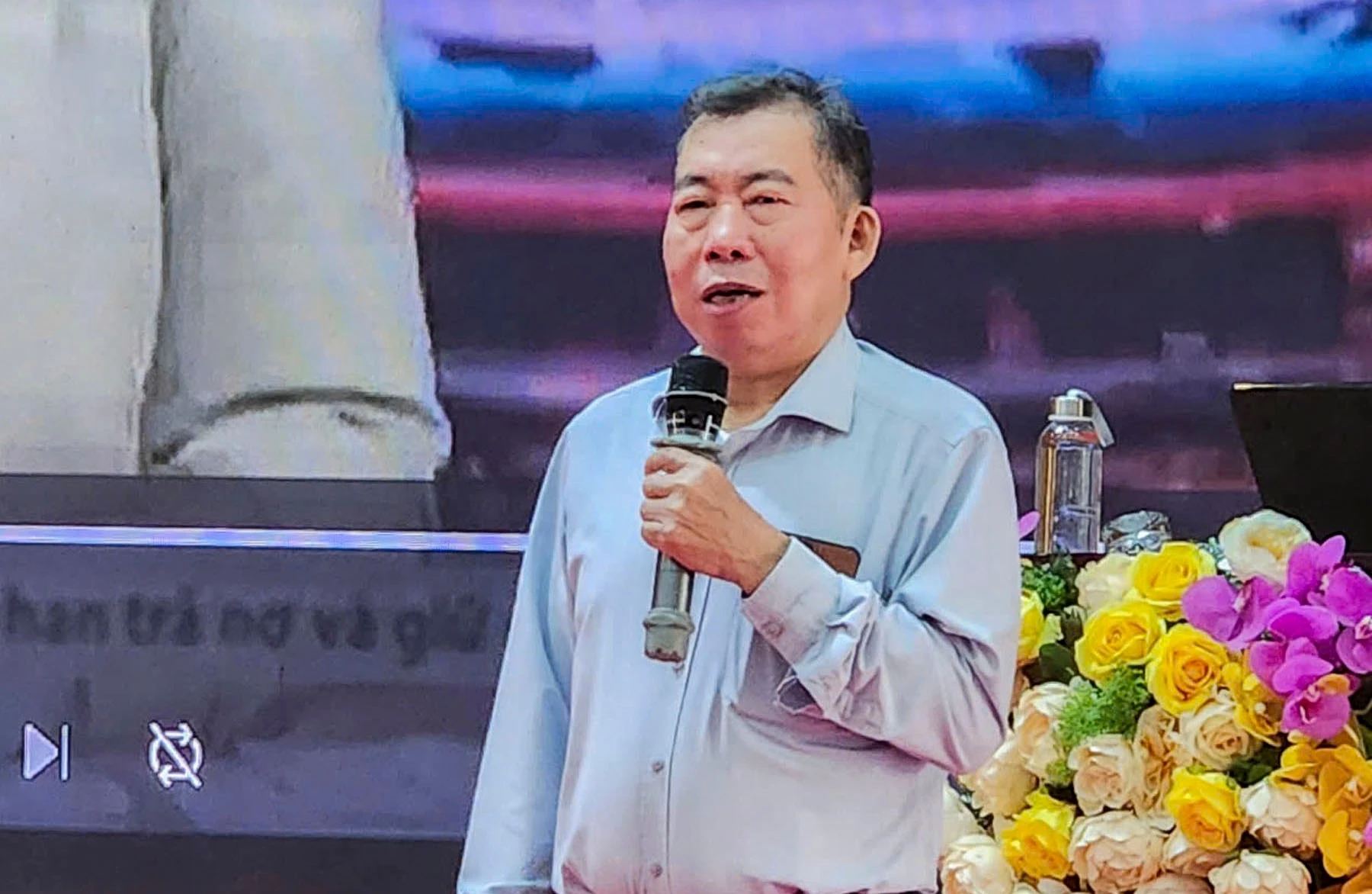 dai-dien-cong-ty-cema-trao-doi-thong-tin-tai-lop-tap-huan.jpg