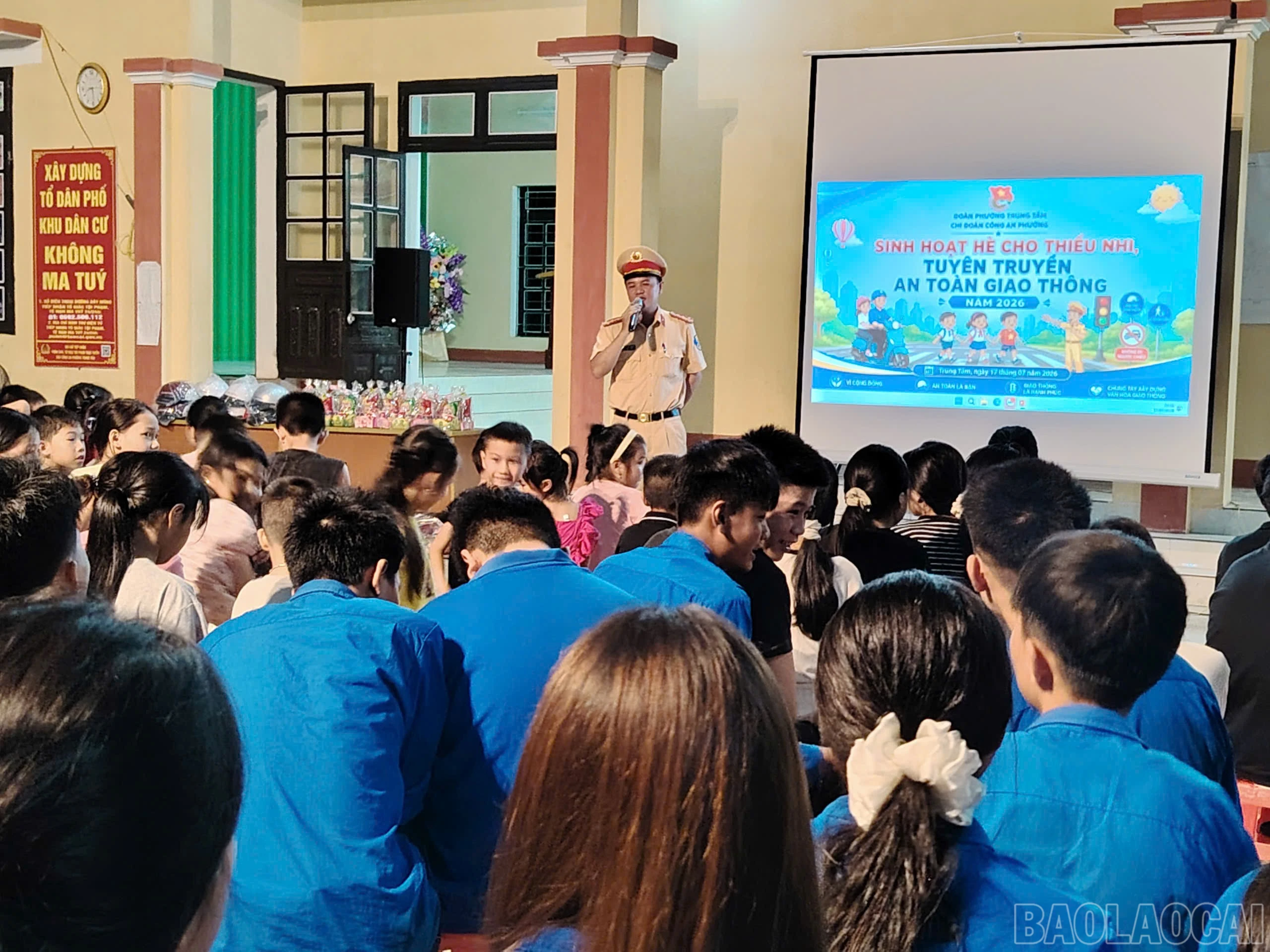 baolaocai-br_dai-uy-bui-duc-thanh-can-bo-doi-canh-sat-giao-thong-duong-bo-so-4-phong-canh-sat-giao-thong-cong-an-tinh-lao-cai-tuyen-truyen-cac-quy-dinh-cua-luat-trat-tu-an-toan-giao-thong-duong-bo.jpg