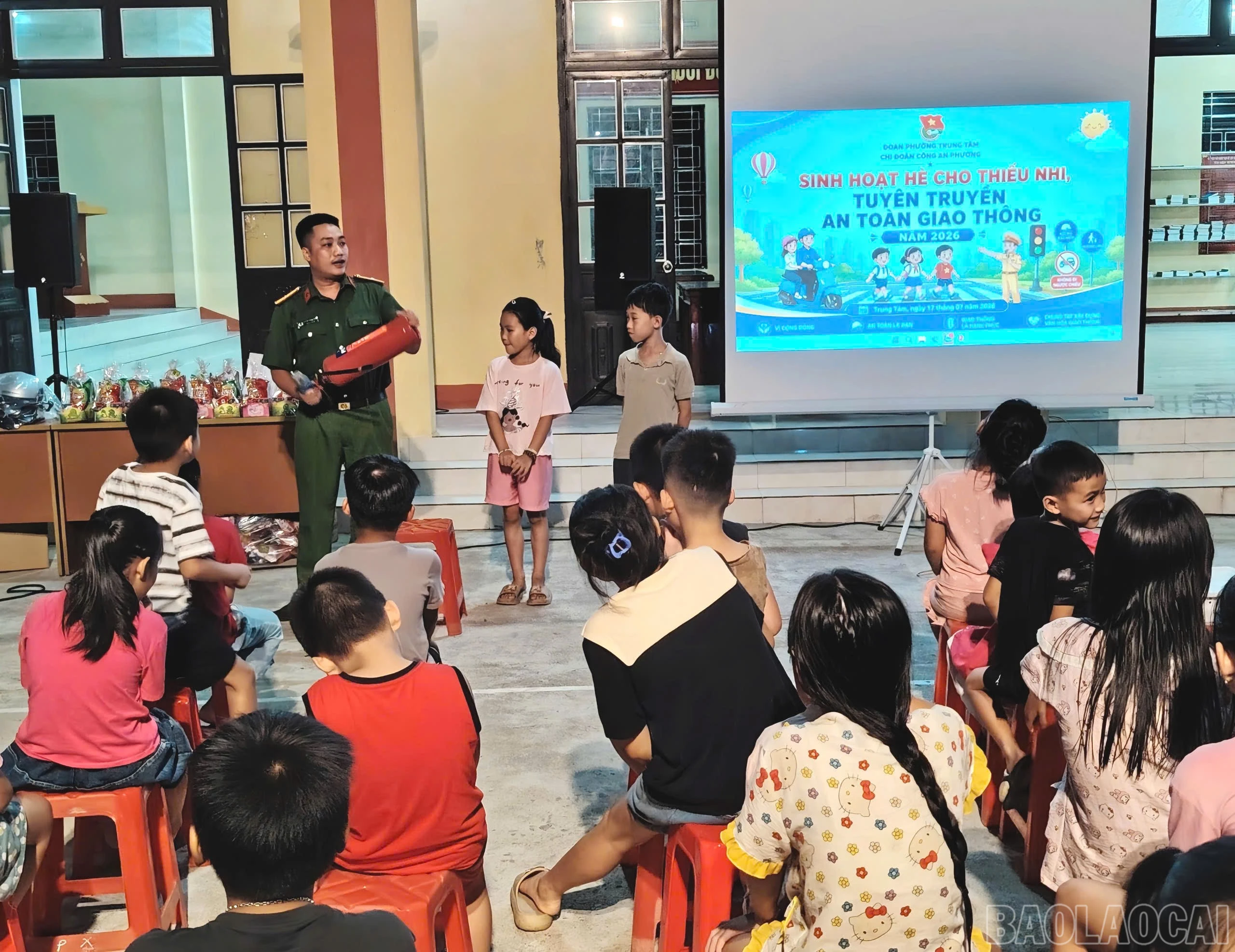 baolaocai-br_cong-an-phuong-trung-tam-huong-dan-thieu-nhi-ky-nang-su-dung-binh-chua-chay-xach-tay-va-xu-ly-tinh-huong-khi-xay-ra-chay.jpg