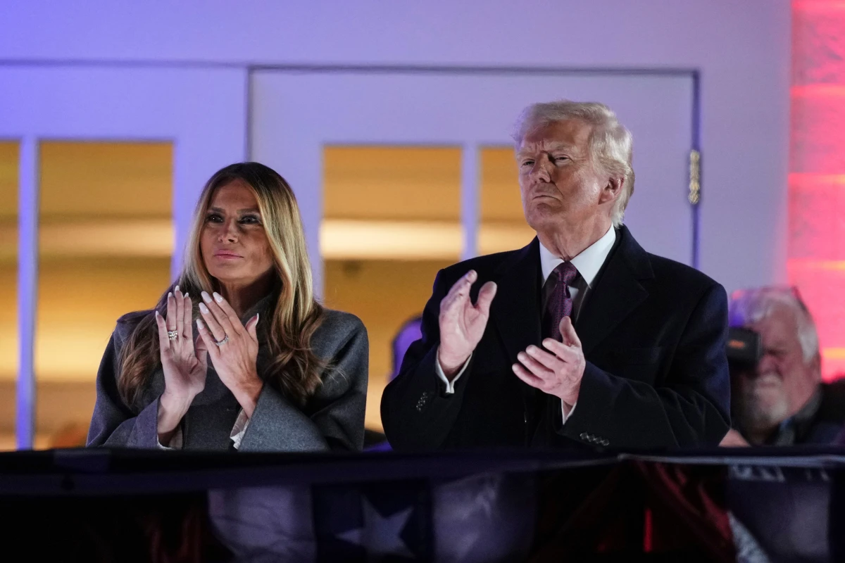 Tối 18/1, Tổng thống Mỹ đắc cử Donald Trump cùng gia đình di chuyển từ Palm Beach, bang Florida đến Washington bằng chuyên cơ chính phủ, để dự loạt sự kiện ăn mừng nhậm chức. Vào lúc 10 giờ tối, ông Trump và phu nhân Melania Trump cùng ngắm nhìn và vỗ tay tán thưởng tiết mục pháo hoa.