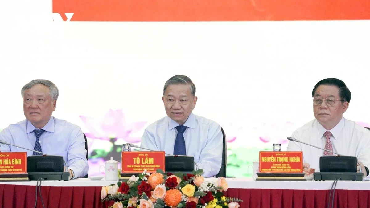 Tổng Bí thư Tô Lâm khẳng định, Đảng, Nhà nước thời gian tới sẽ triển khai nhiều chủ trương lớn quan trọng với mục tiêu cuối cùng là tiếp tục nâng cao đời sống của bà con nhân dân, quyết tâm vững bước tiến vào kỷ nguyên giàu mạnh của dân tộc