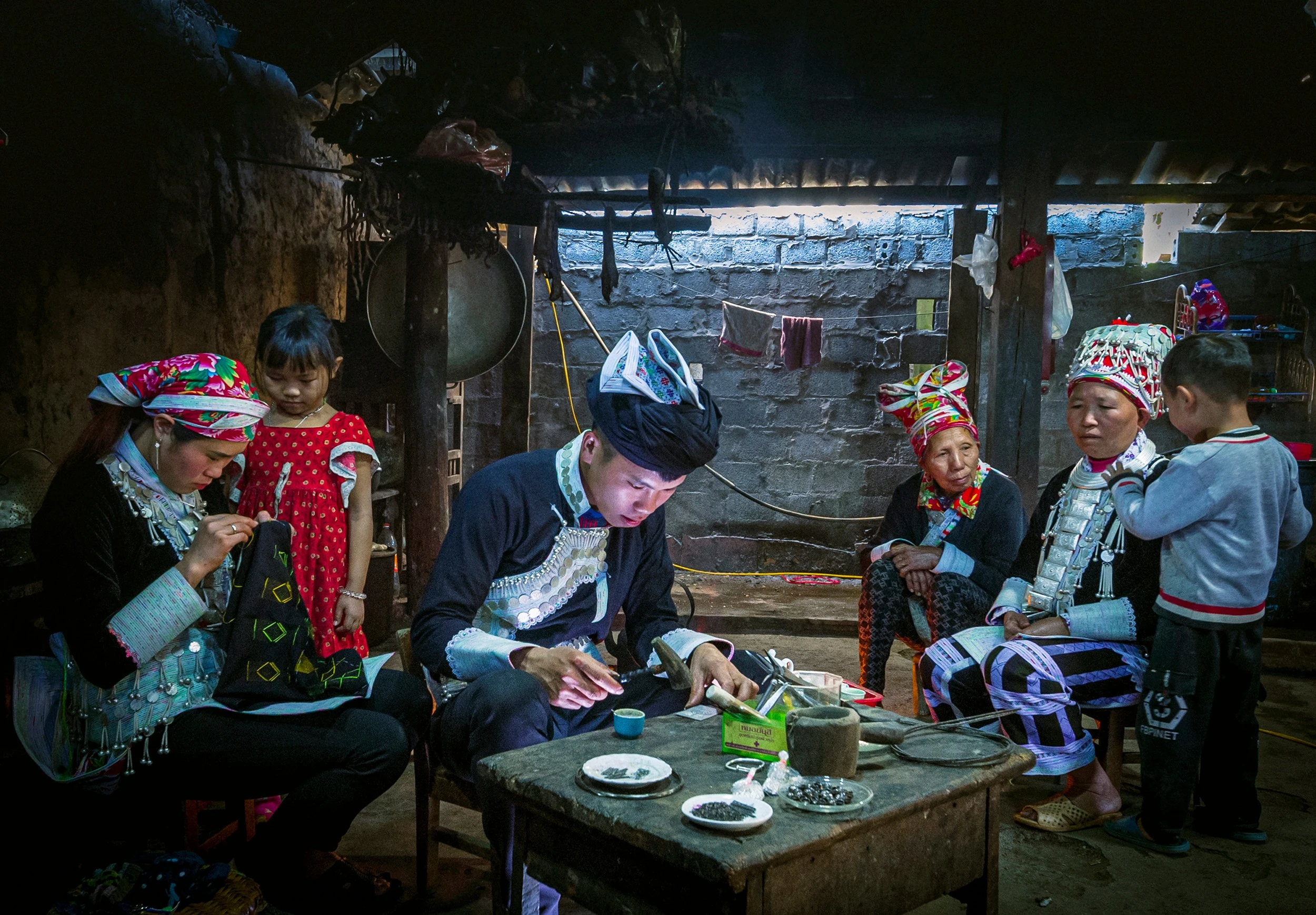 d5c8687-cham-bac-truyen-thong-cua-rnguoi-dao-do-o-den-sang.jpg
