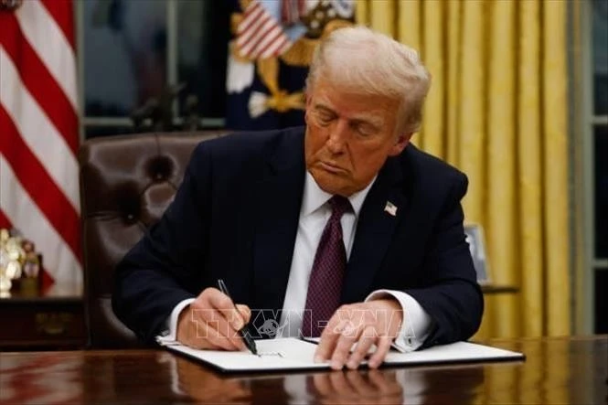 Tổng thống Mỹ Donald Trump ký sắc lệnh tại Nhà Trắng ngày 20/1/2025.