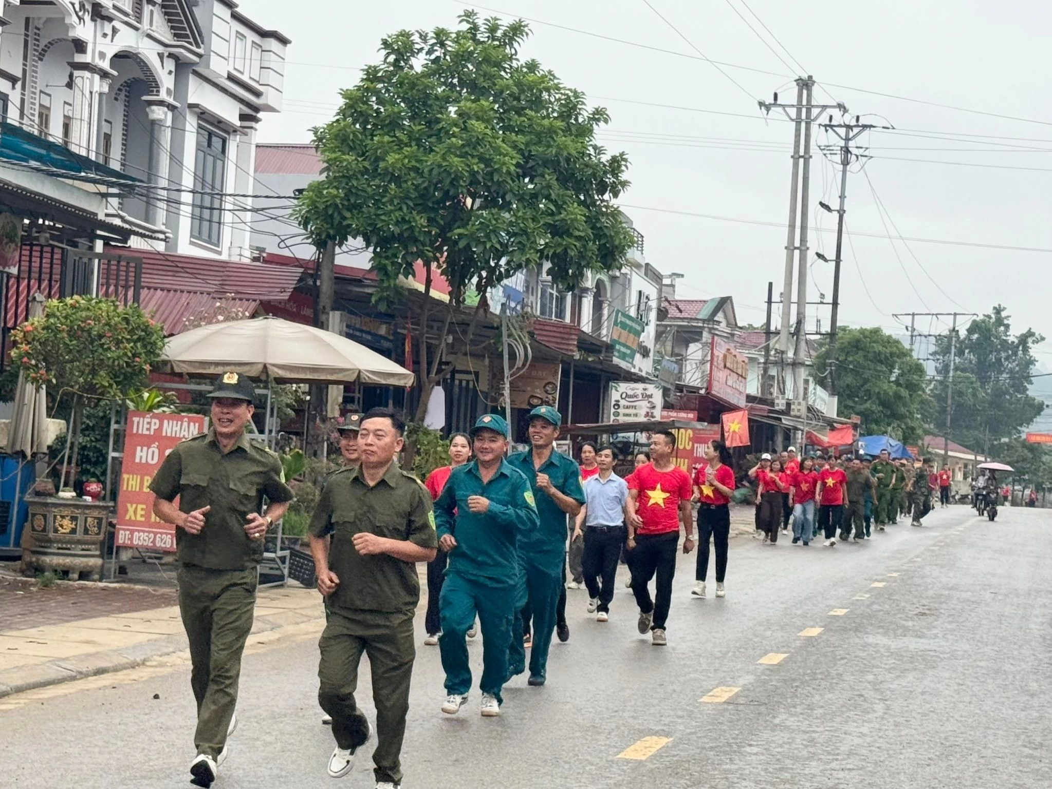 cac-dai-bieu-va-nhan-dan-tham-gia-chay-huong-ung-phong-trao.jpg