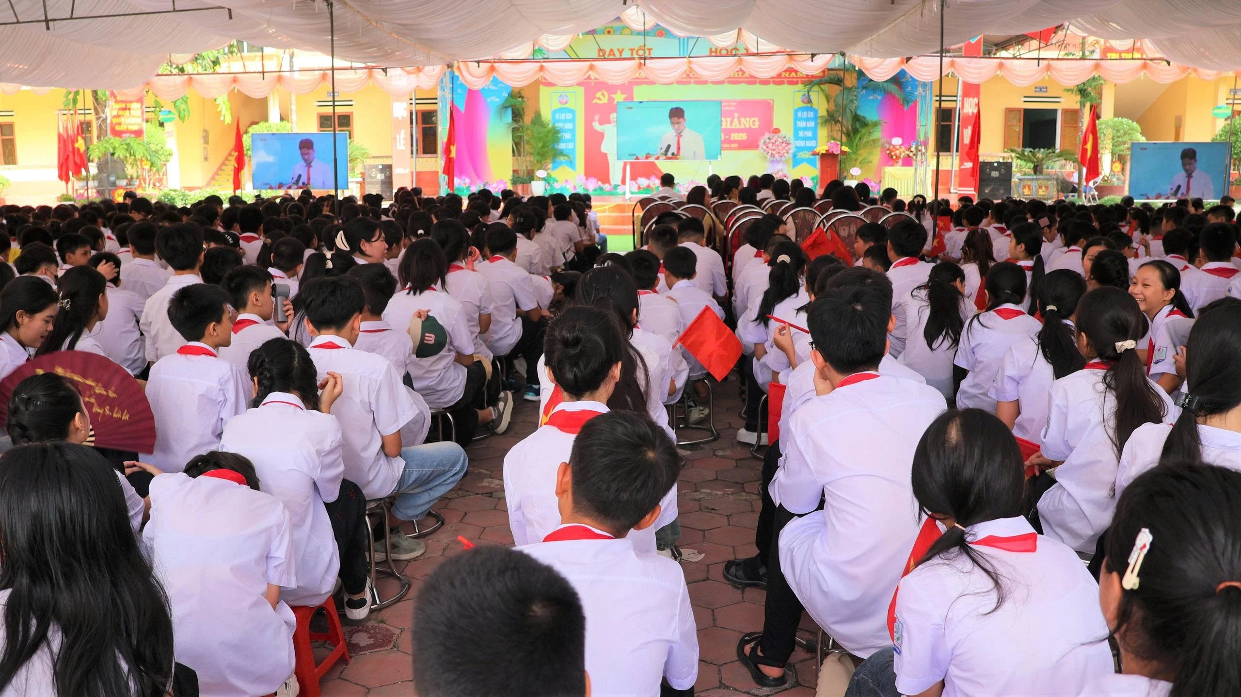 Lễ khai giảng năm học mới tại Trường THCS Lê Hồng Phong.