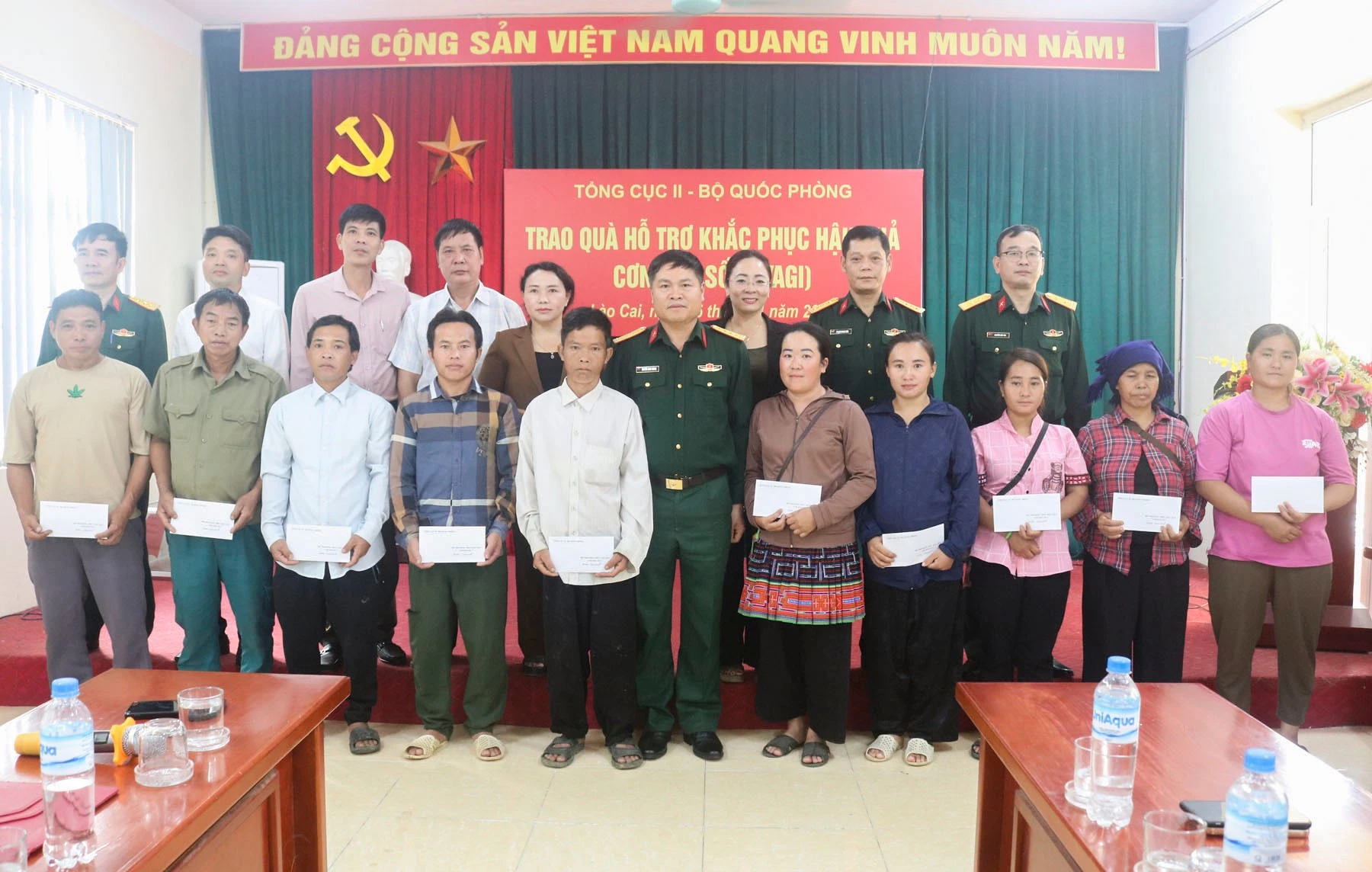 trao-qua-cho-cac-ho-dan.jpg