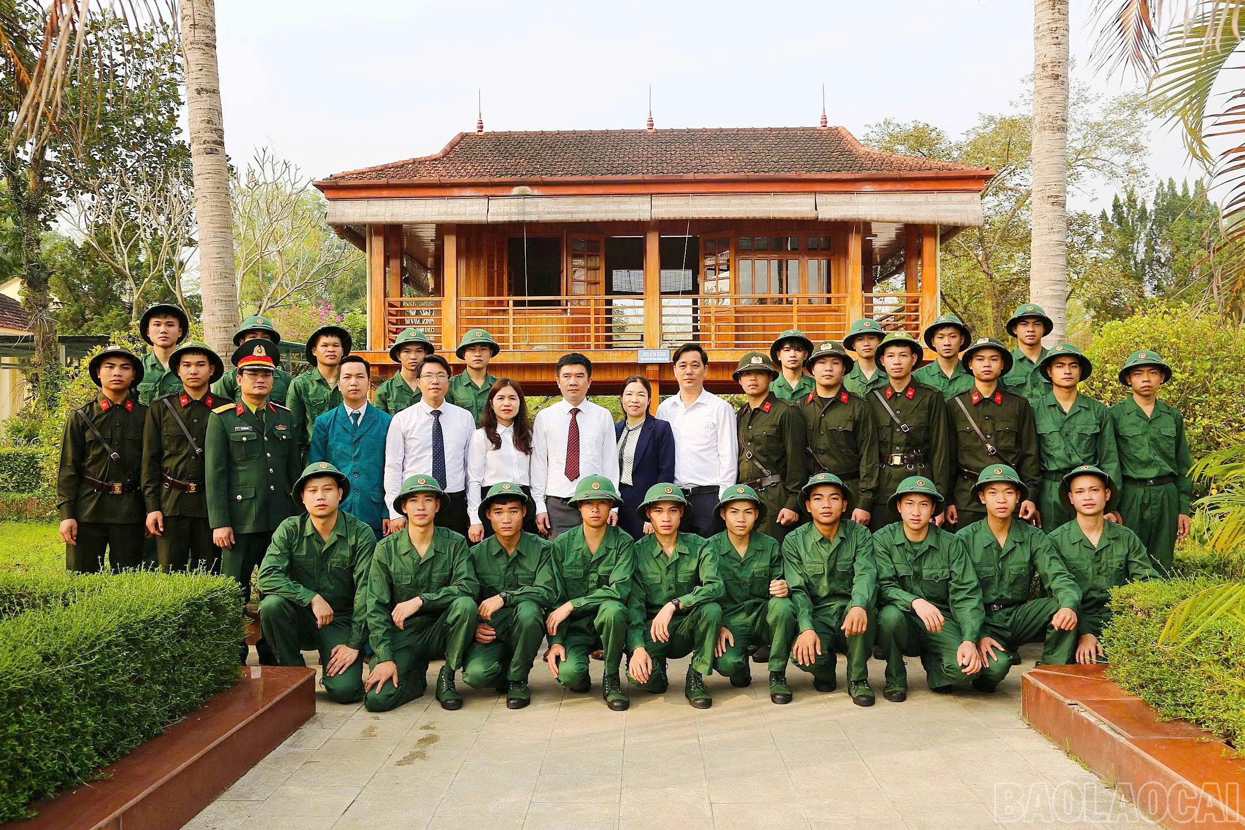 baolaocai-br_lanh-dao-phuong-va-cac-tan-binh-chup-anh-luu-niem-tai-khu-tuong-niem-chu-tich-ho-chi-minh.jpg