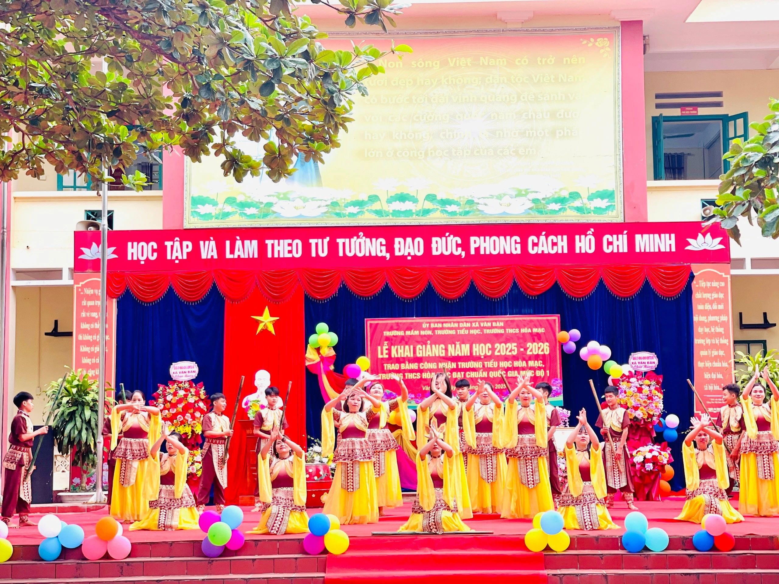 Tiết mục văn nghệ chào mừng năm học mới.