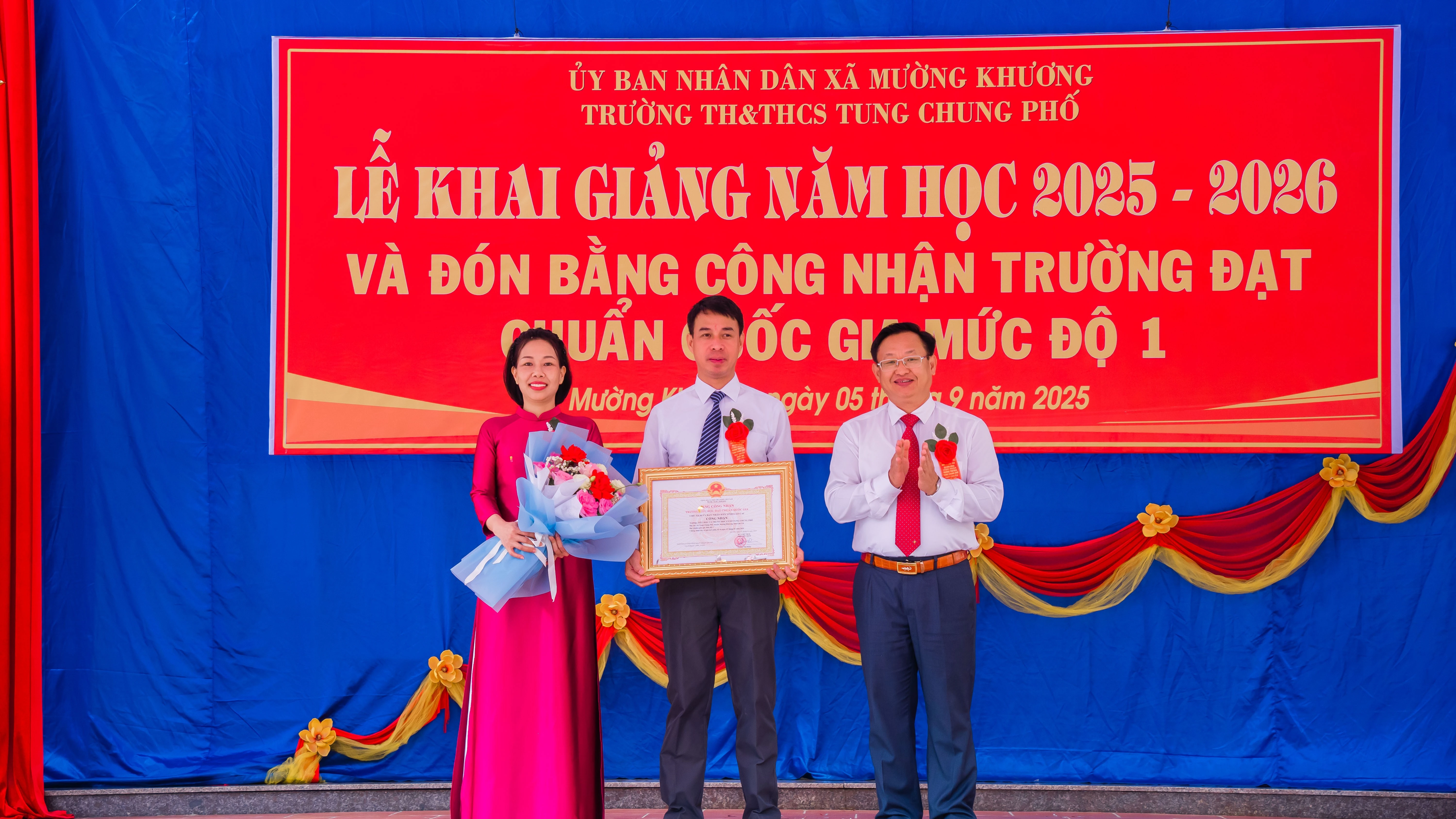 Bí thư Đảng ủy xã Giàng Seo Vần trao Bằng công nhận Trường TH&amp;THCS Tung Chung Phố đạt chuẩn quốc gia mức độ 1.