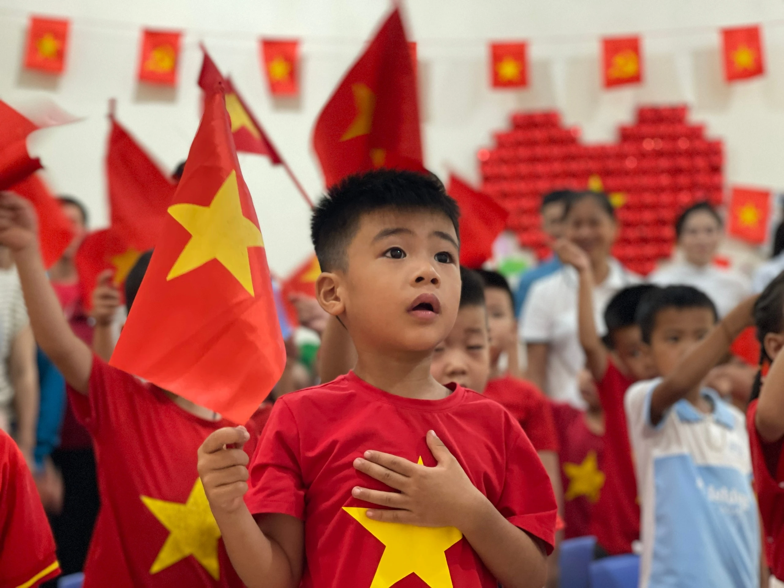 Học sinh háo hức trong Lễ khai giảng năm học mới.