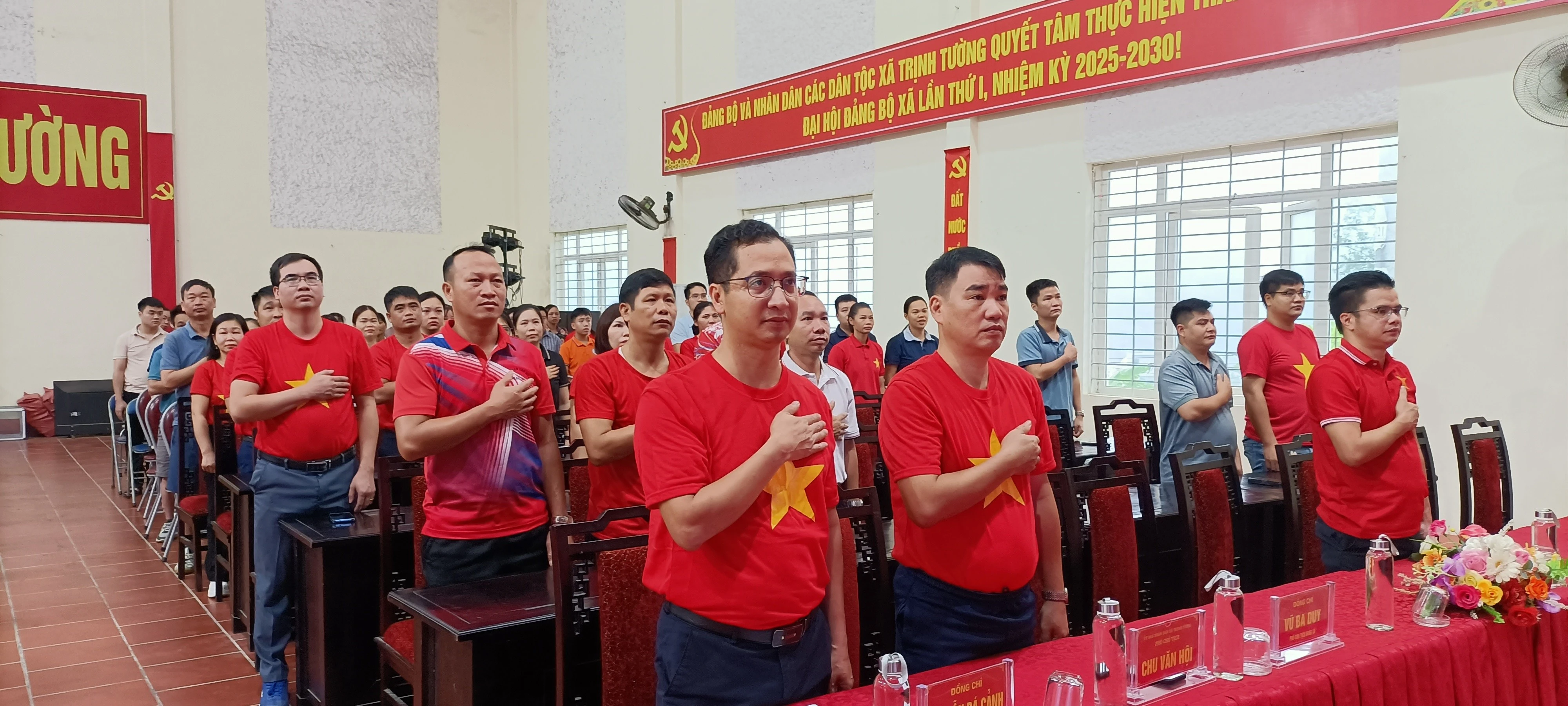 2-thuc-hien-nghi-thuc-danh-phut-tuong-niem-trang-nghiem.jpg