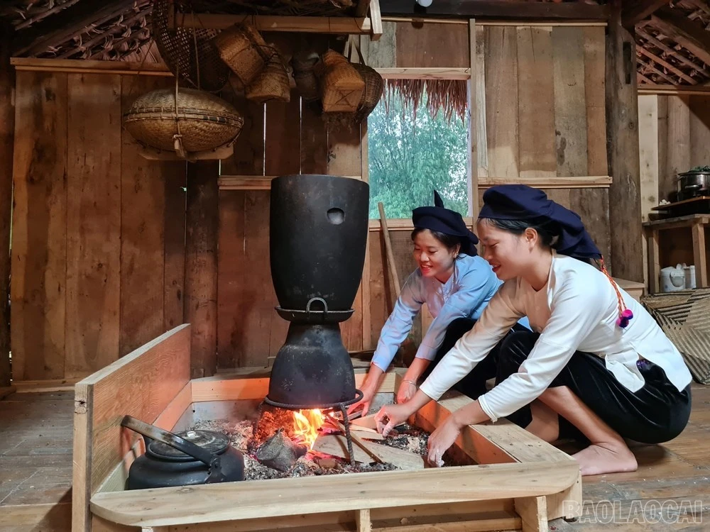 baolaocai-br_bep-lua-cua-nguoi-tay-luon-do-mang-lai-su-am-cho-khong-gian-nha-san-truyen-thong.jpg