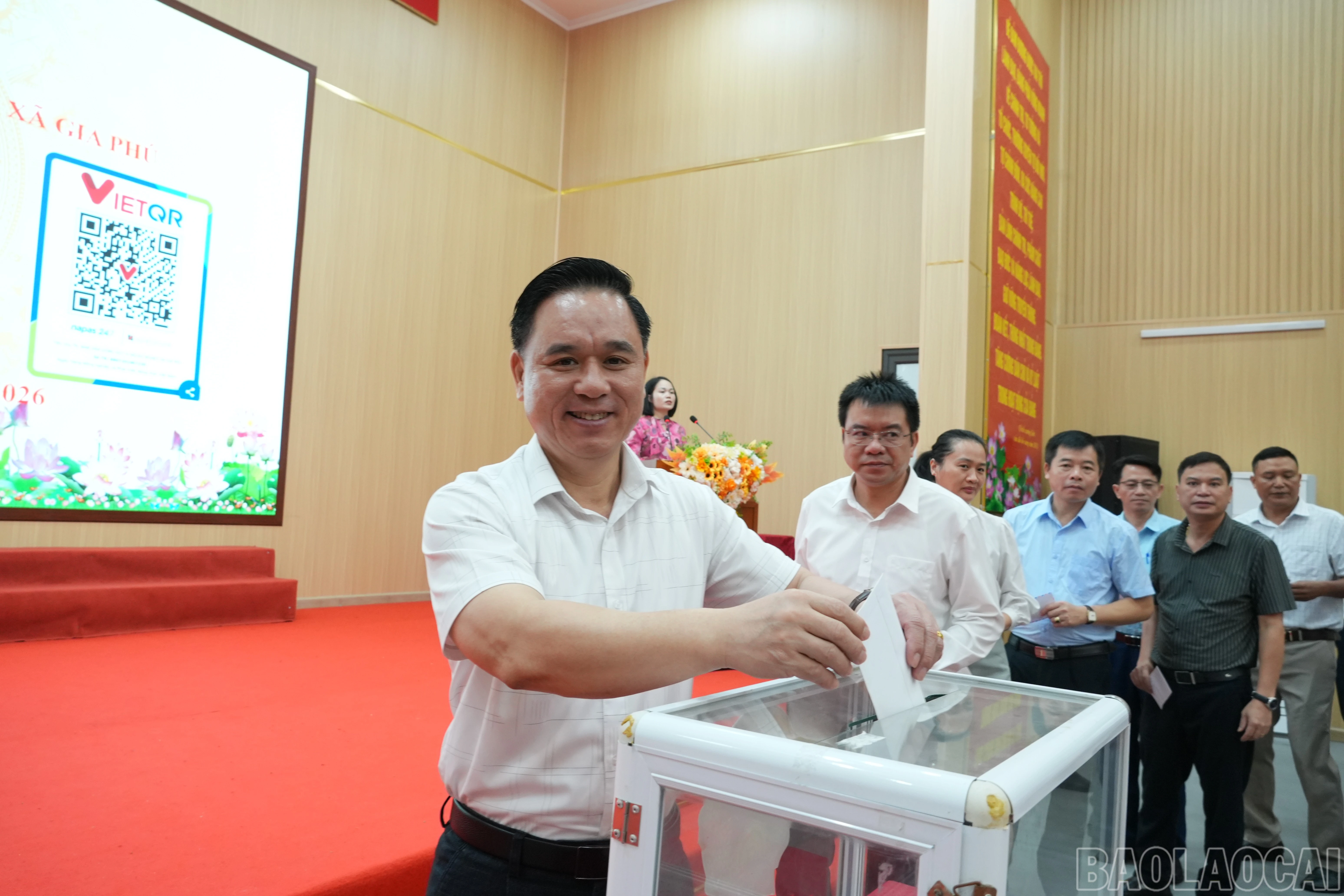 baolaocai-br_cac-dong-chi-lanh-dao-can-bo-cong-chuc-vien-chuc-dai-dien-cac-thon-nguoi-lao-dong-tren-dia-ban-xa-tham-gia-ung-ho-quy-vi-nguoi-ngheo.jpg