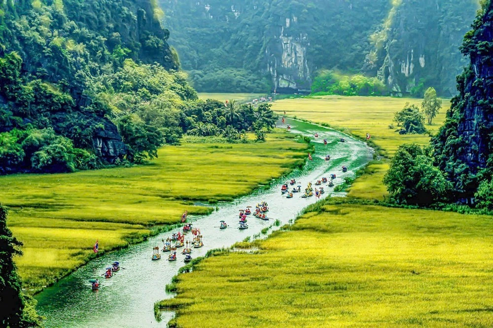 CN Traveler mô tả là đất nước tươi đẹp với những cảnh quan tuyệt mỹ trải dài từ Bắc vào Nam.