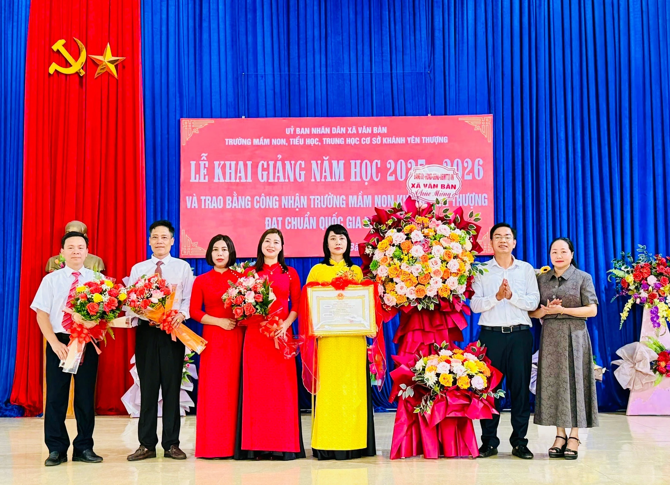 Các đơn vị trường học của xã Văn Bàn đón Bằng công nhận đạt chuẩn quốc gia.