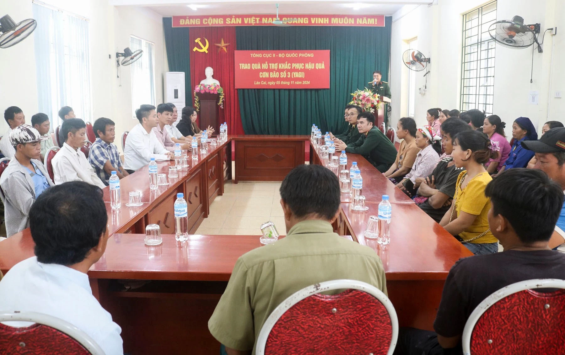 quang-canh-buoi-trao-qua.jpg