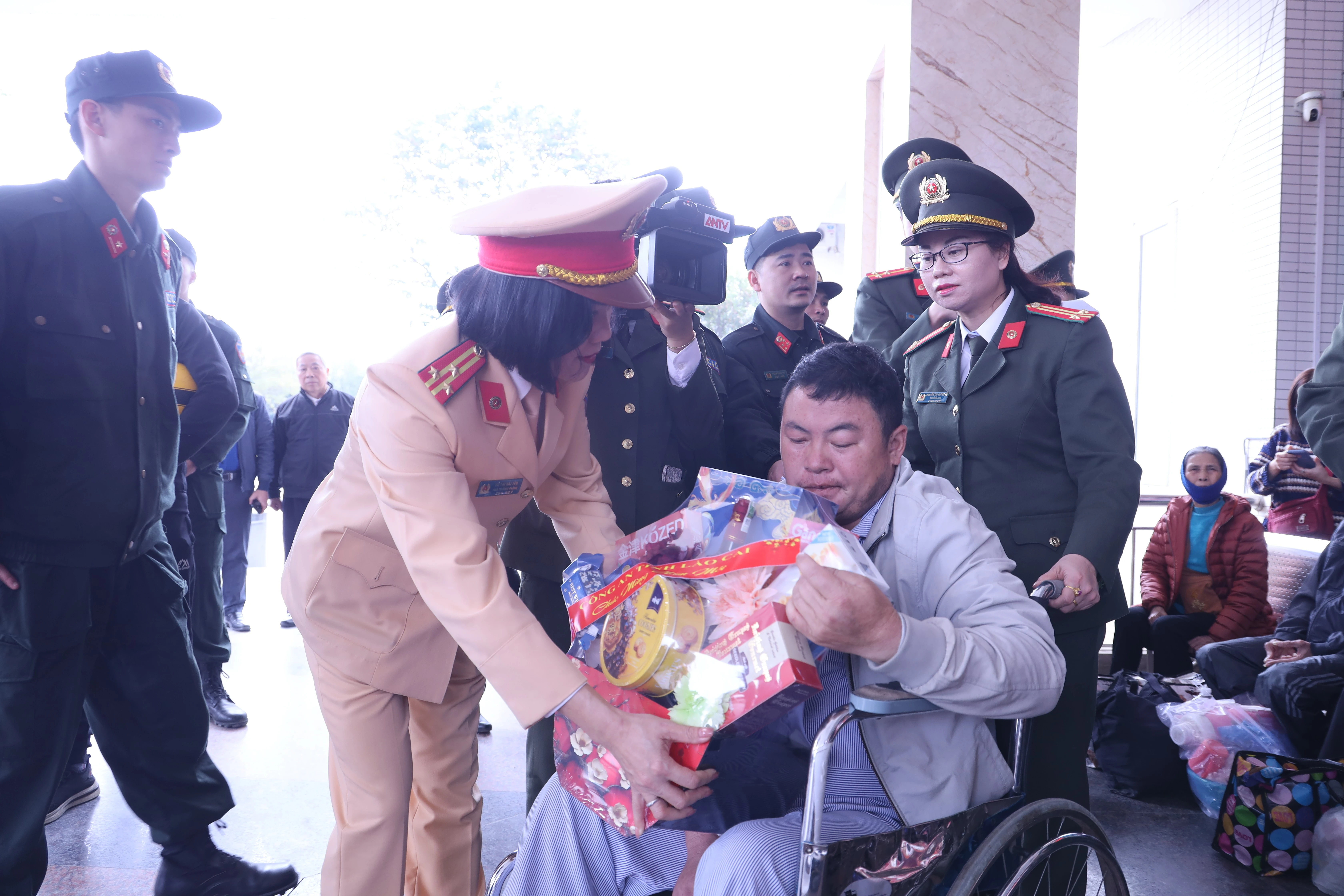 tang-qua-cho-benh-nhan-truoc-khi-ve.jpg
