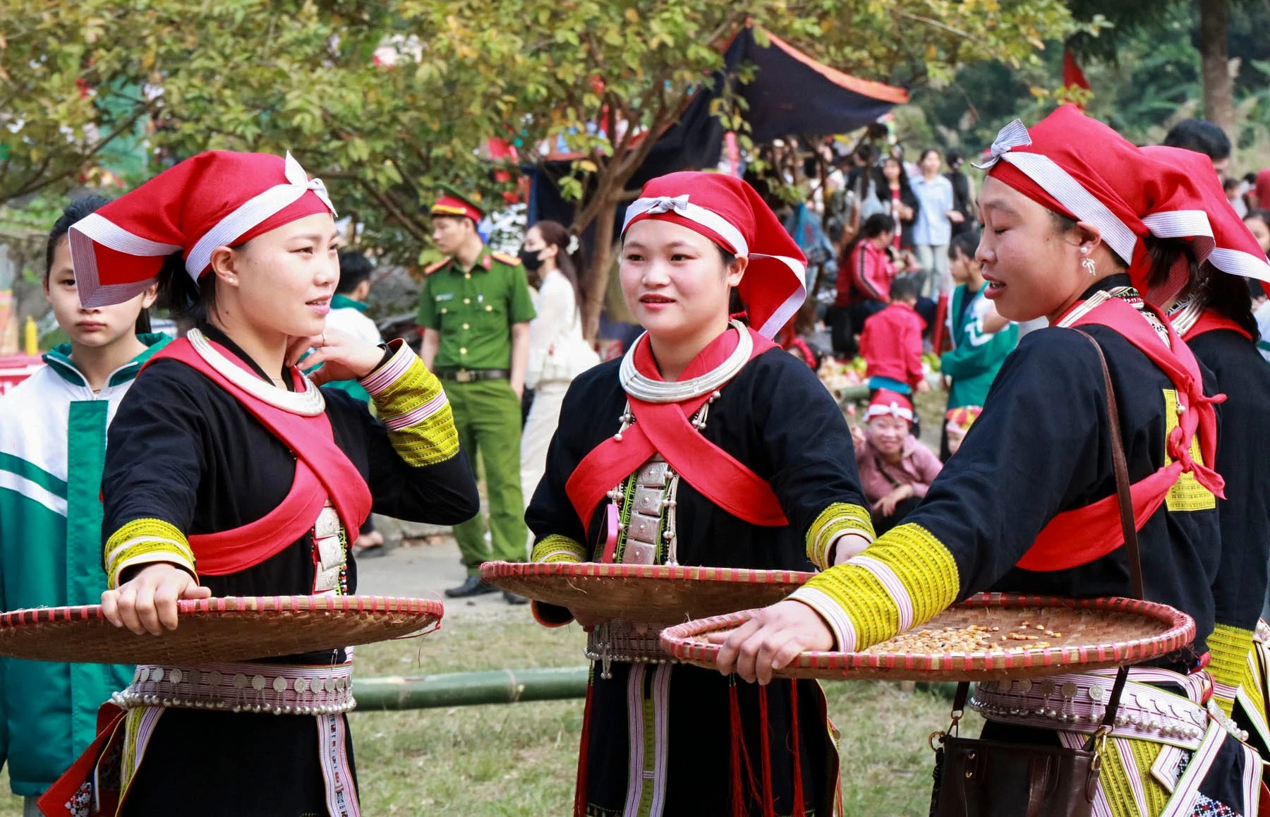 nhung-co-gai-nguoi-dao-tham-gia-le-hoi.jpg