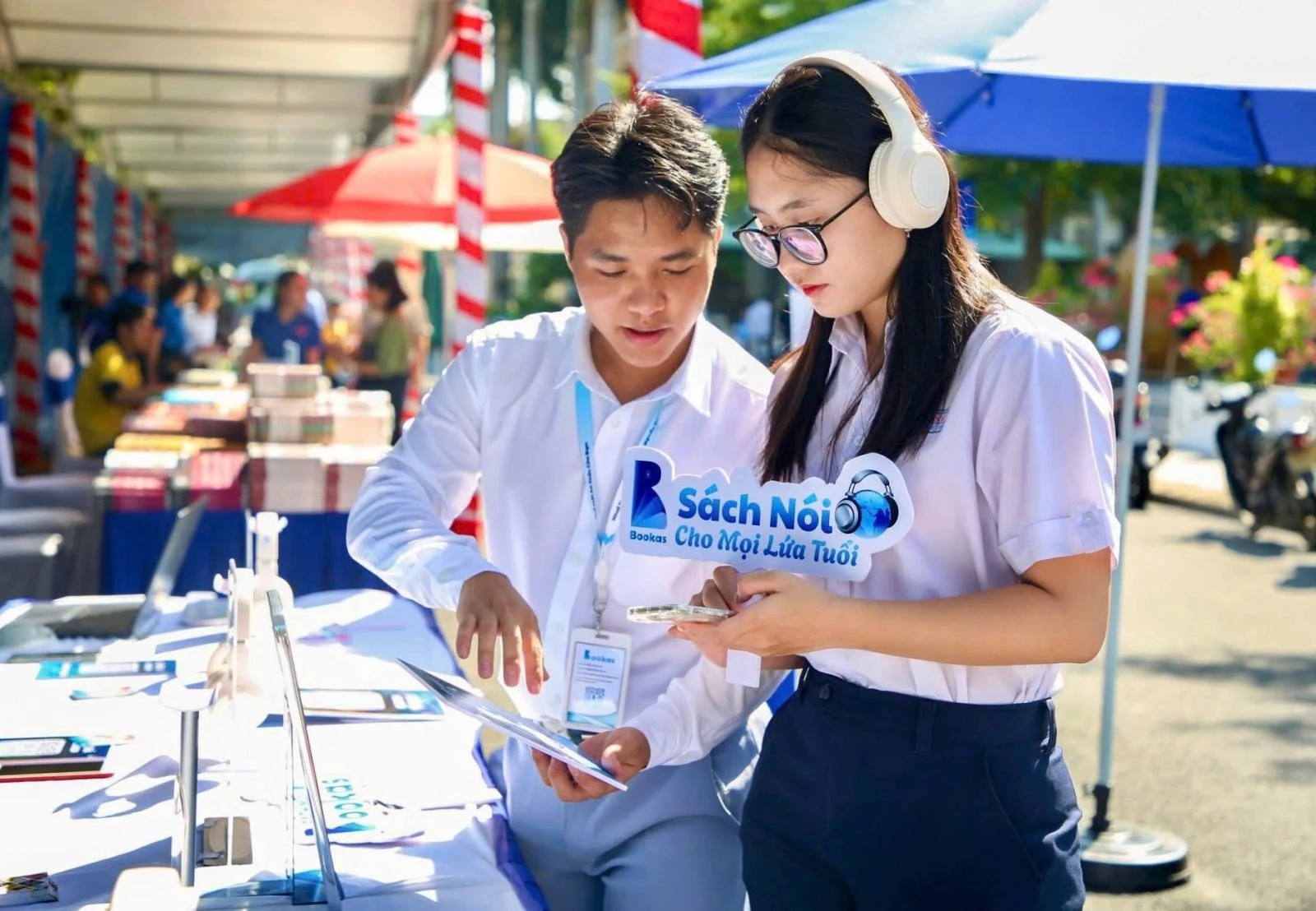 Các thế hệ bạn đọc, nhất là bạn đọc trẻ giờ đây có rất nhiều phương tiện, lựa chọn để tiếp cận tri thức, thông tin khác nhau.