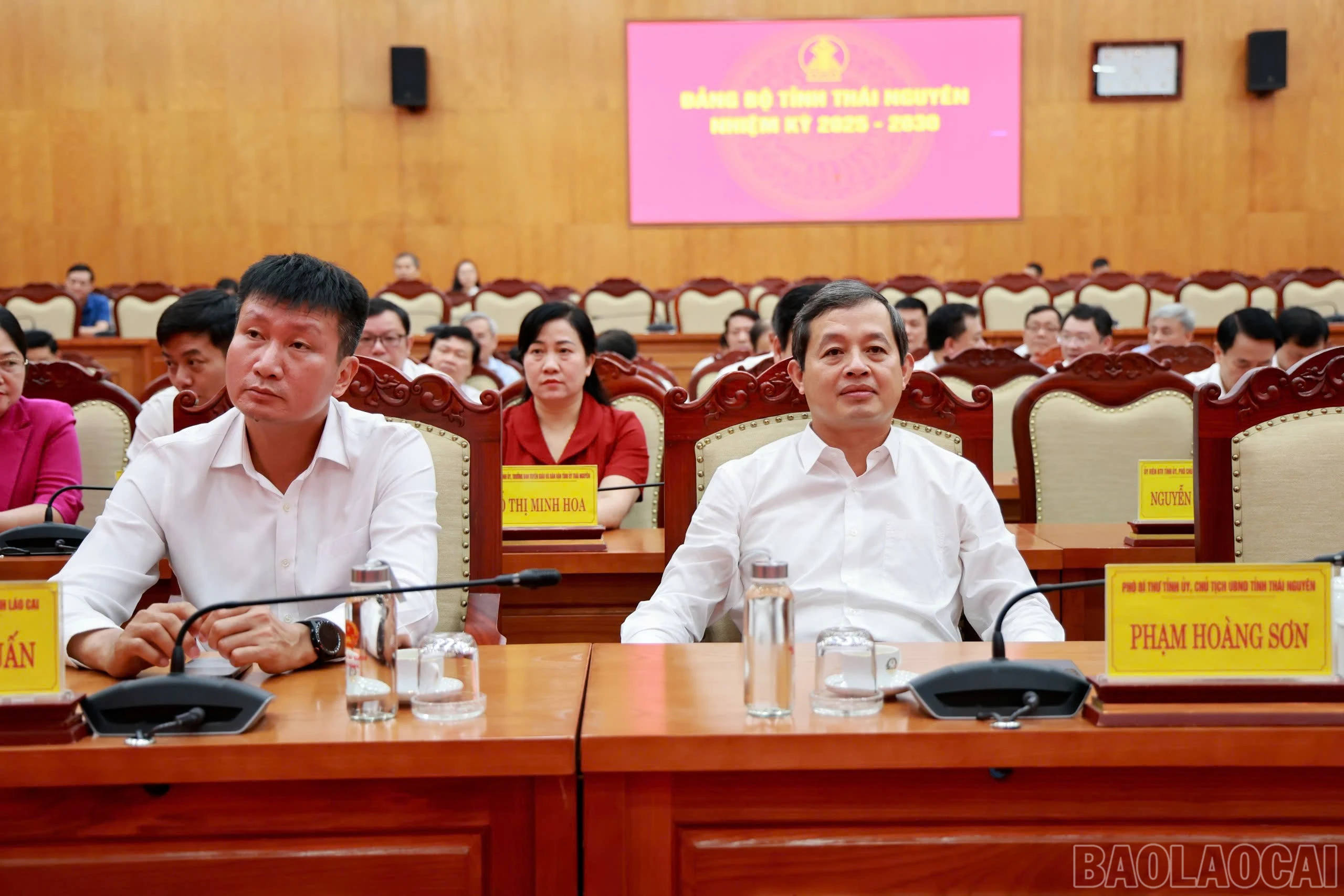 Các đồng chí lãnh đạo hai tỉnh dự buổi làm việc.