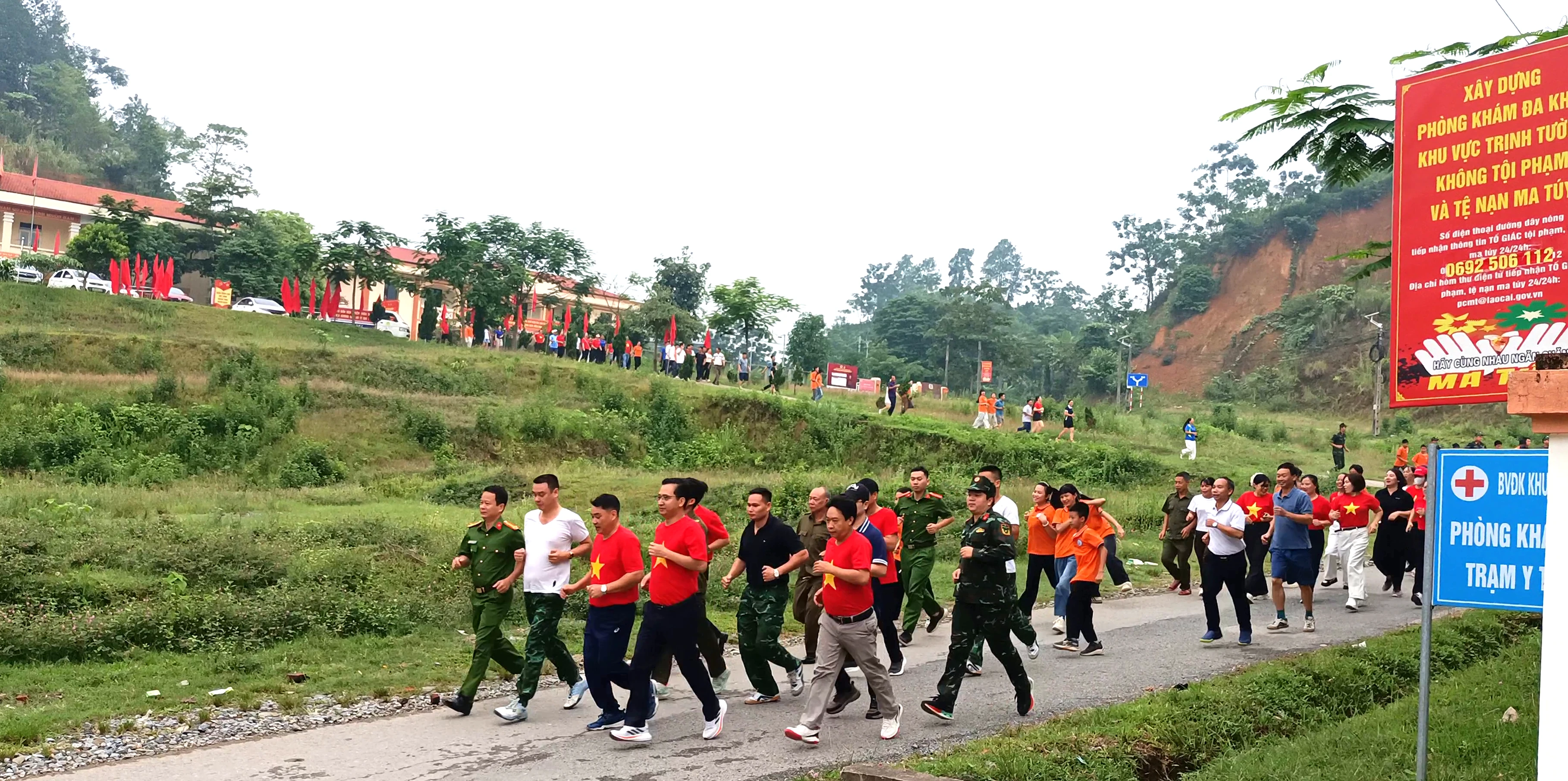 8-tham-gia-giai-chay-phong-trao-tren-cac-tuyen-duong-cua-xa.png