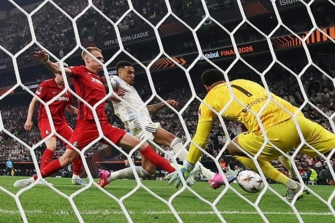 Rogers (trắng) ghi bàn ấn định chiến thắng 3-0 cho Aston Villa, trên sân Besiktas Park, Istanbul, Thổ Nhĩ Kỳ. Ảnh: Reuters