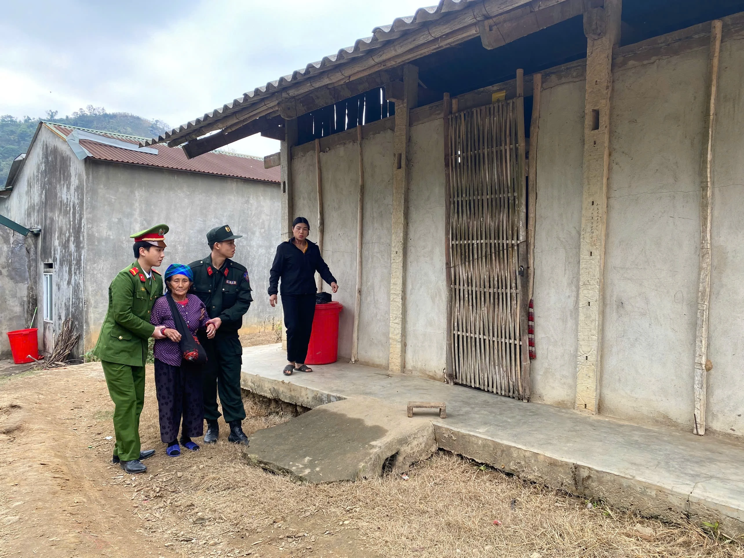 dua-nguoi-dan-ve-toi-tan-nha-1.jpg