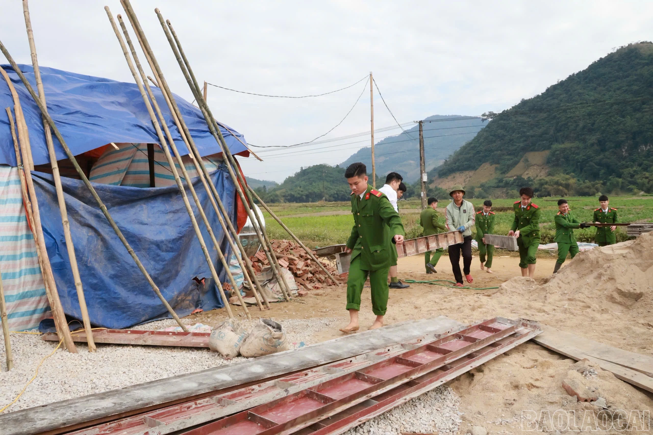 baolaocai-br_phan-trai-tam-giam-van-ban-giup-cac-ho-dan-khuan-vac-vat-lieu-xay-dung-de-kip-tien-do-thi-cong.jpg