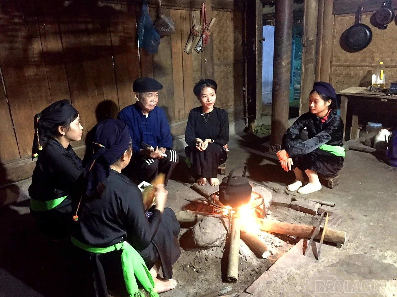 baolaocai-br_ben-bep-lua-nhung-nguoi-gia-van-ke-cho-con-chau-nghe-ve-ban-lang-ve-dong-ho-ve-phong-tuc-tap-quan.jpg