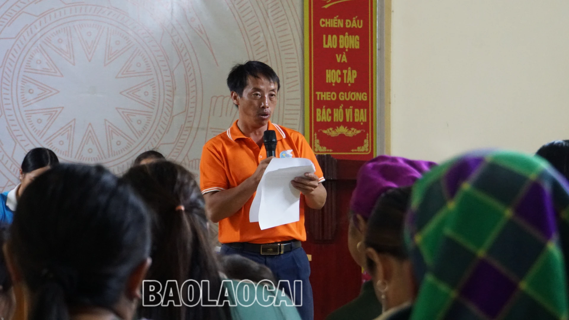 Do nhiều người dân chưa nói thạo tiếng phổ thông nên Tổ truyền thông cộng đồng thôn Ma Ngán đã sử dụng nhiều hình thức tuyên truyền, trong đó kết hợp tuyên truyền trực tiếp bằng tiếng phổ thông và tiếng đồng bào dân tộc thiểu số. Trong ảnh: Ông Tráng Seo Chúng, Tổ trưởng tổ truyền thông cộng đồng, Bí thư Chi bộ thôn Ma Ngán nói chuyện với bà con trong thôn.