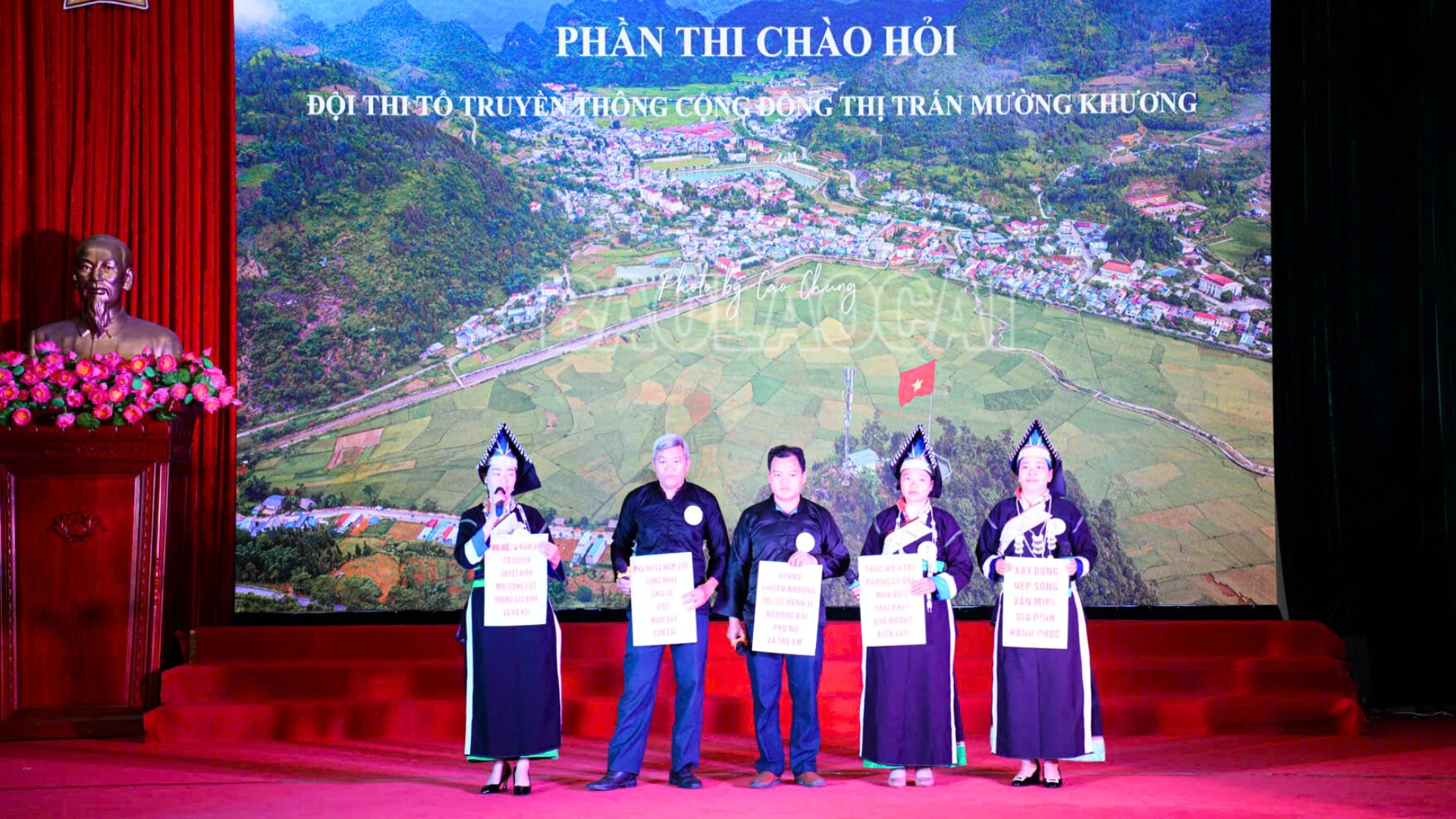 Các đội thi tham gia trải qua ba phần, gồm: chào hỏi và giới thiệu... (Ảnh: Cao Chung)