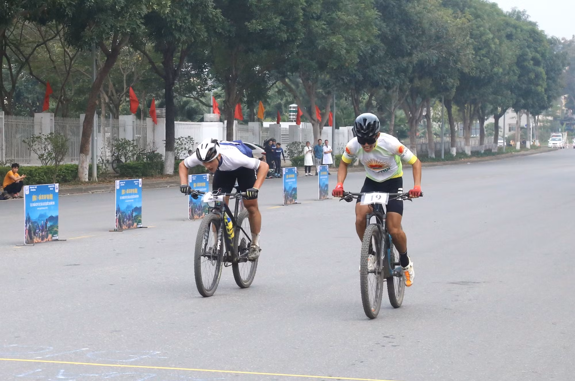 Các VĐV thi đấu quyết tâm và đầy máu lửa..JPG