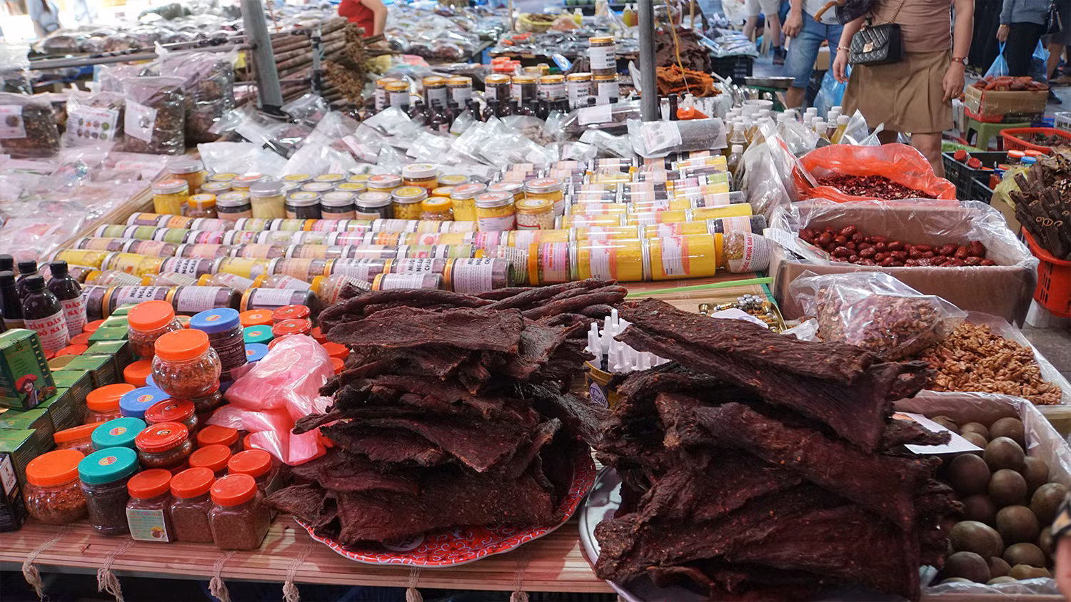 Nhiều đặc sản địa phương mà chỉ ở chợ phiên vùng Tây Bắc mới có.