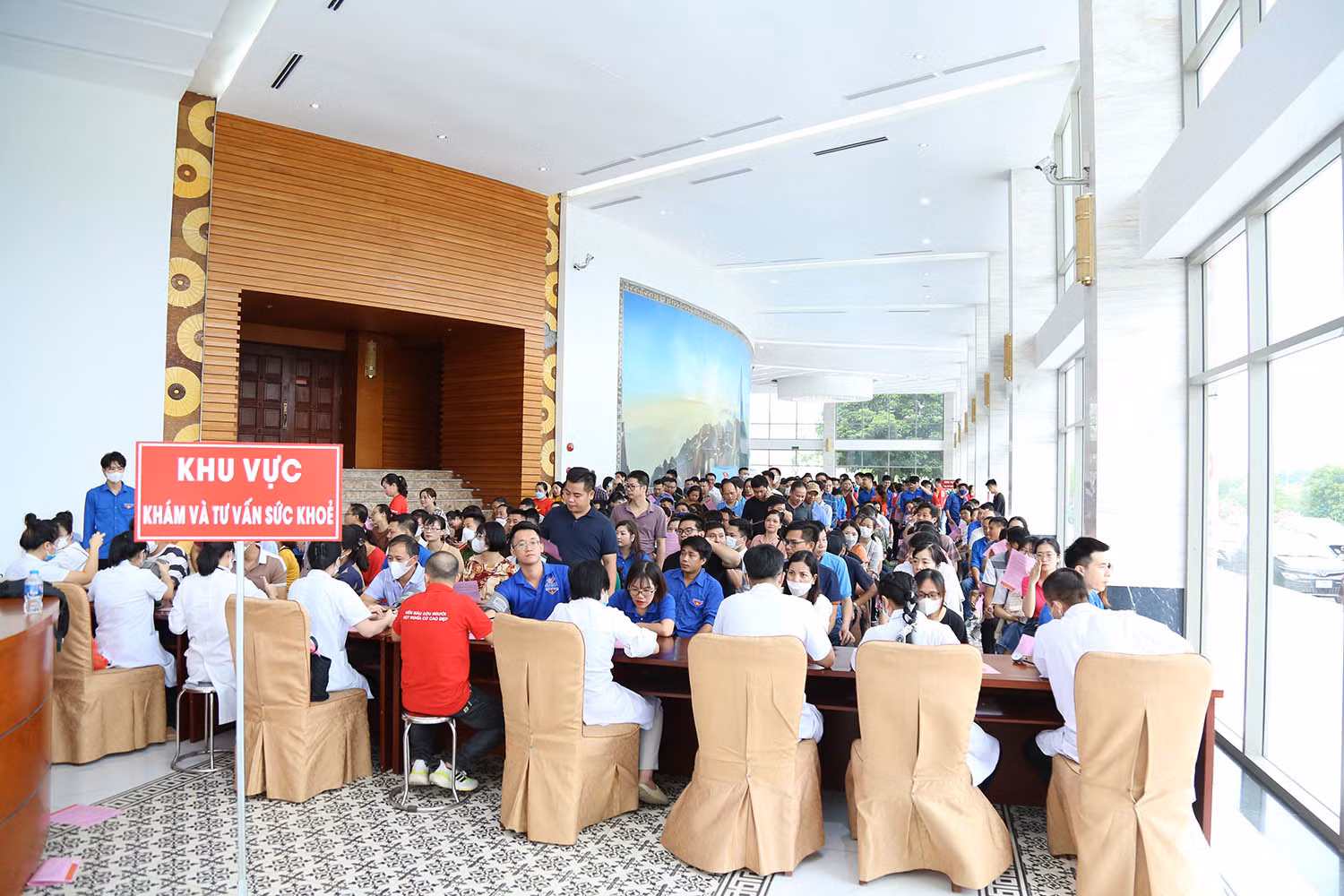 Tại Trung tâm Hội nghị tỉnh Lào Cai, hàng ngàn đoàn viên thanh niên, lực lượng vũ trang, người dân xếp hàng hiến máu từ rất sớm..jpg