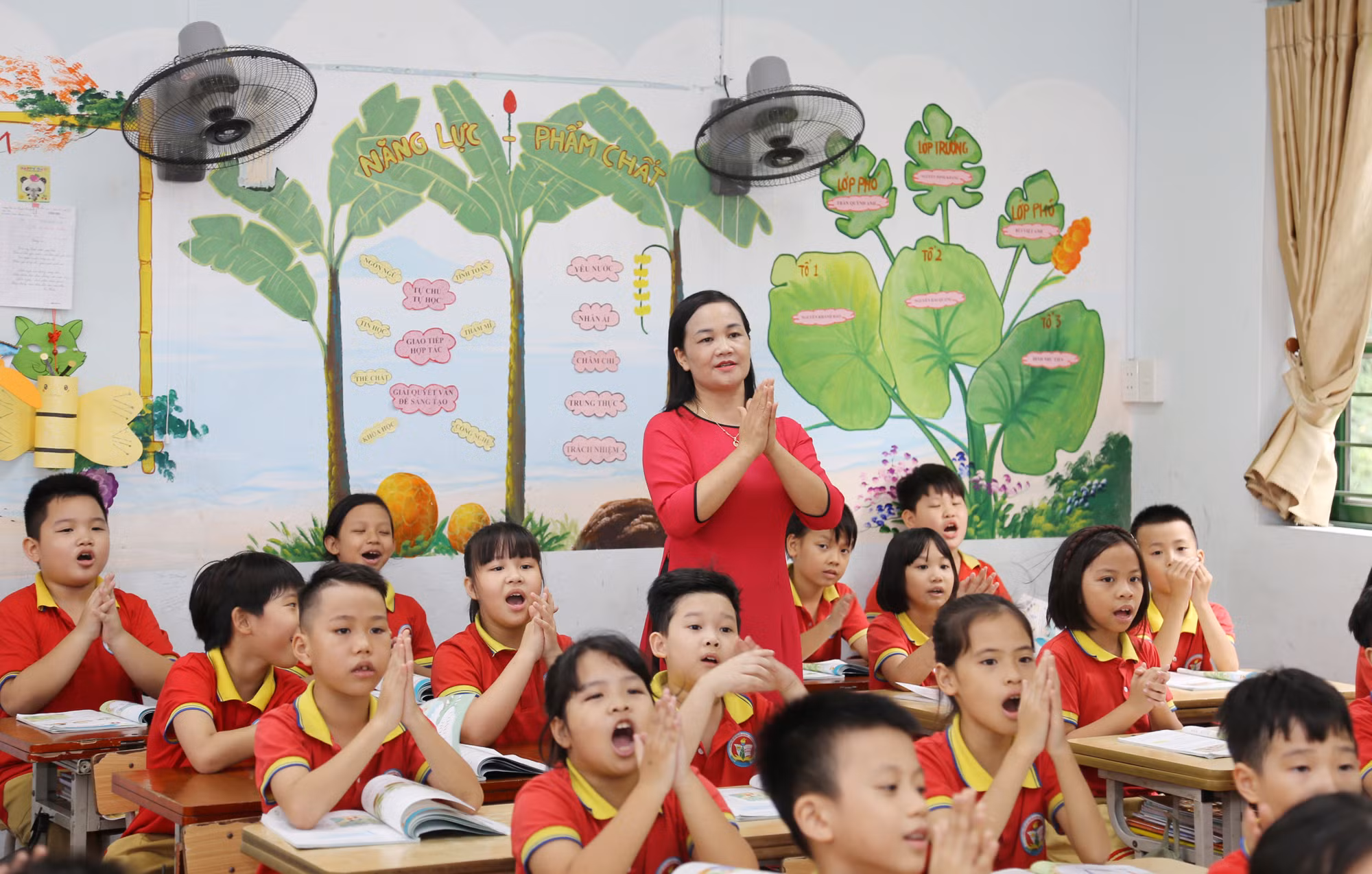 5.Cô giáo Nguyễn Thị Hương, giáo viên Trường Tiểu học Nguyễn Bá Ngọc là tấm gương trong phong trào thi đua “Giỏi việc nước, đảm việc nhà”..JPG