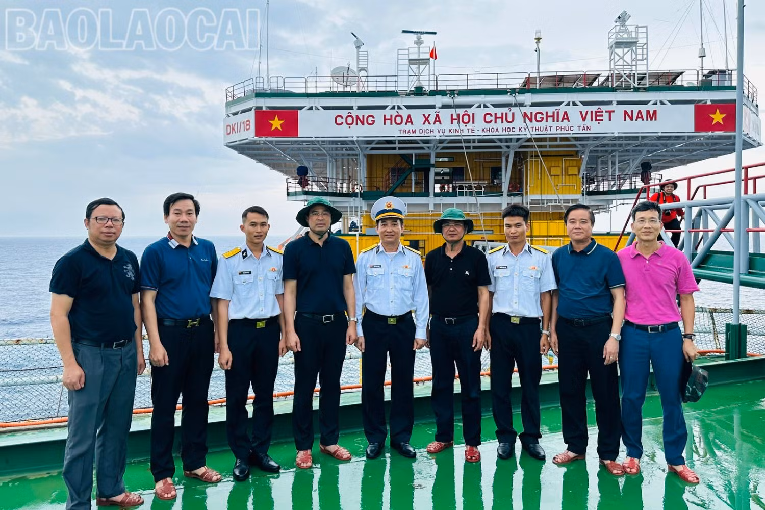 Đoàn công tác tỉnh Lào Cai chụp ảnh lưu niệm cùng Chỉ huy Nhà giàn DK1 Phúc Tần.