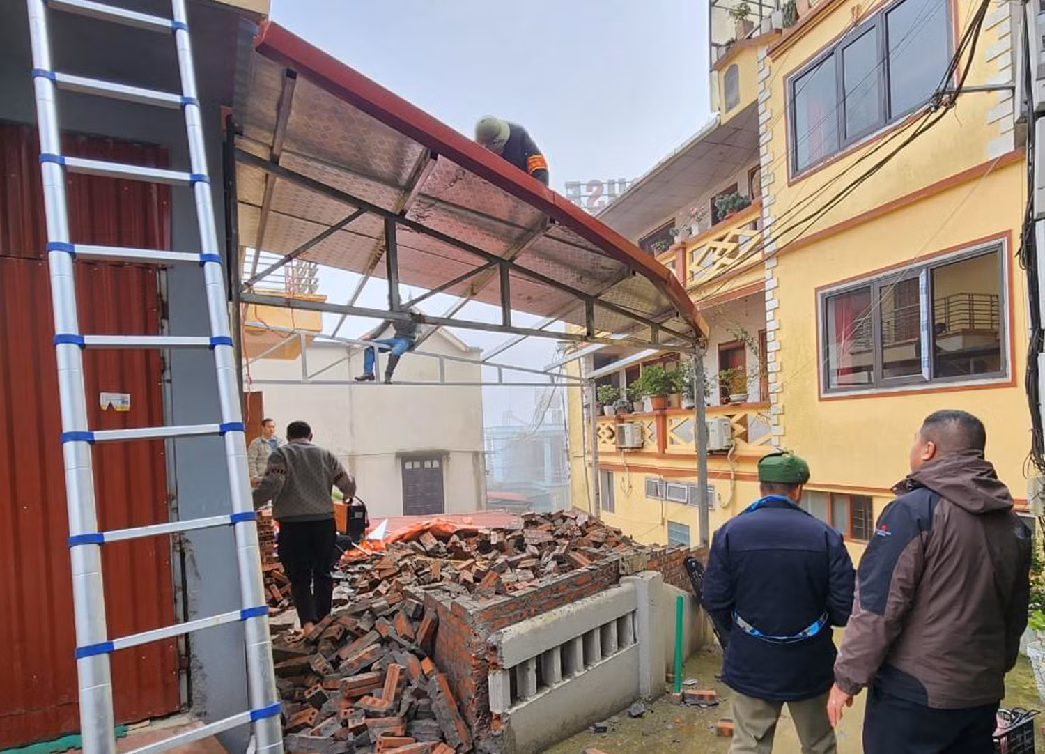 phường Sa Pa tuyên truyền hộ dân tự tháo dỡ công trình xây dựng vi phạm trên đất chưa phù hợp về sử dụng đất.JPG
