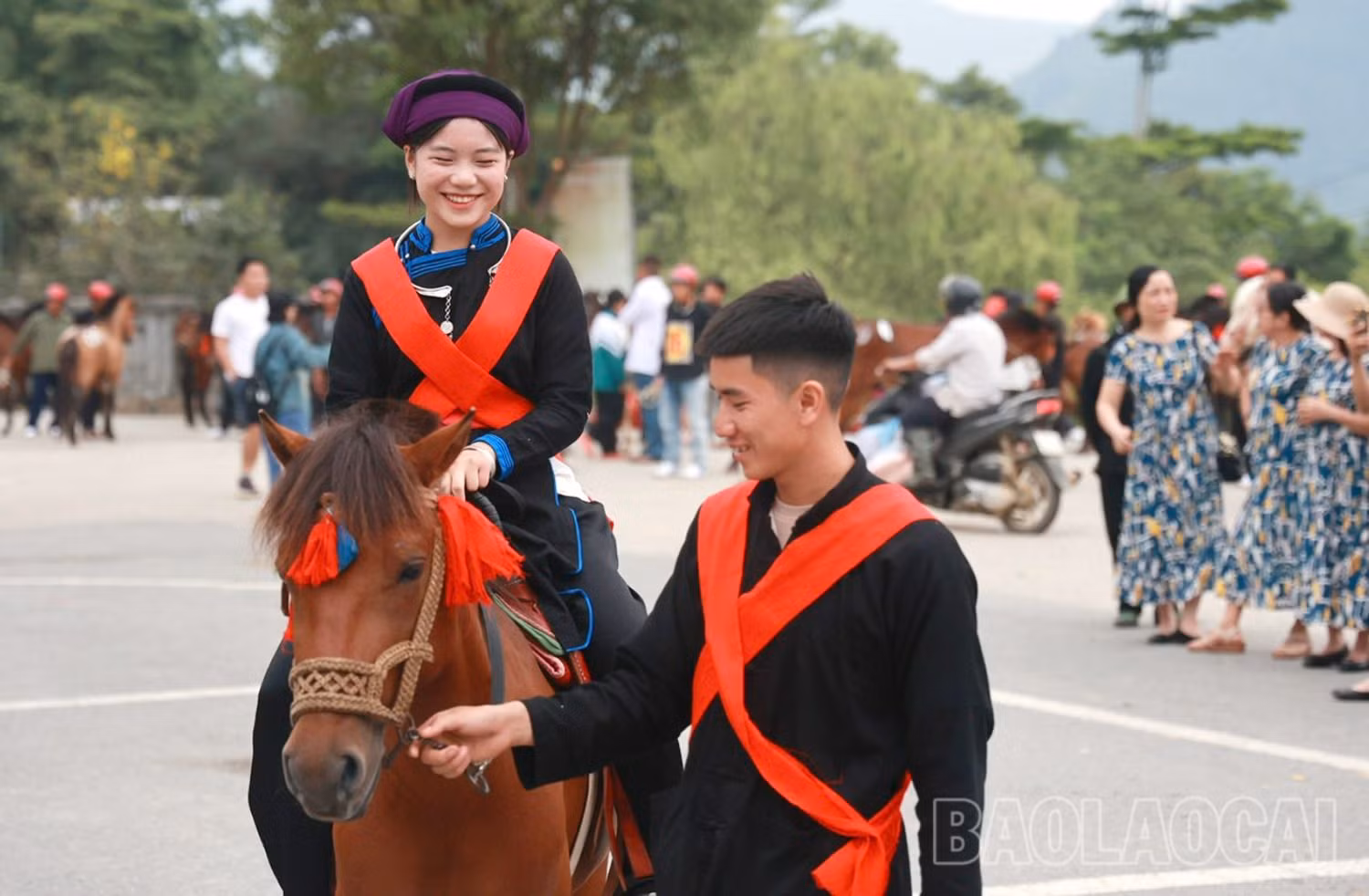 Diễu diễn đường phố - nét độc đáo của Festival Cao nguyên trắng Bắc Hà