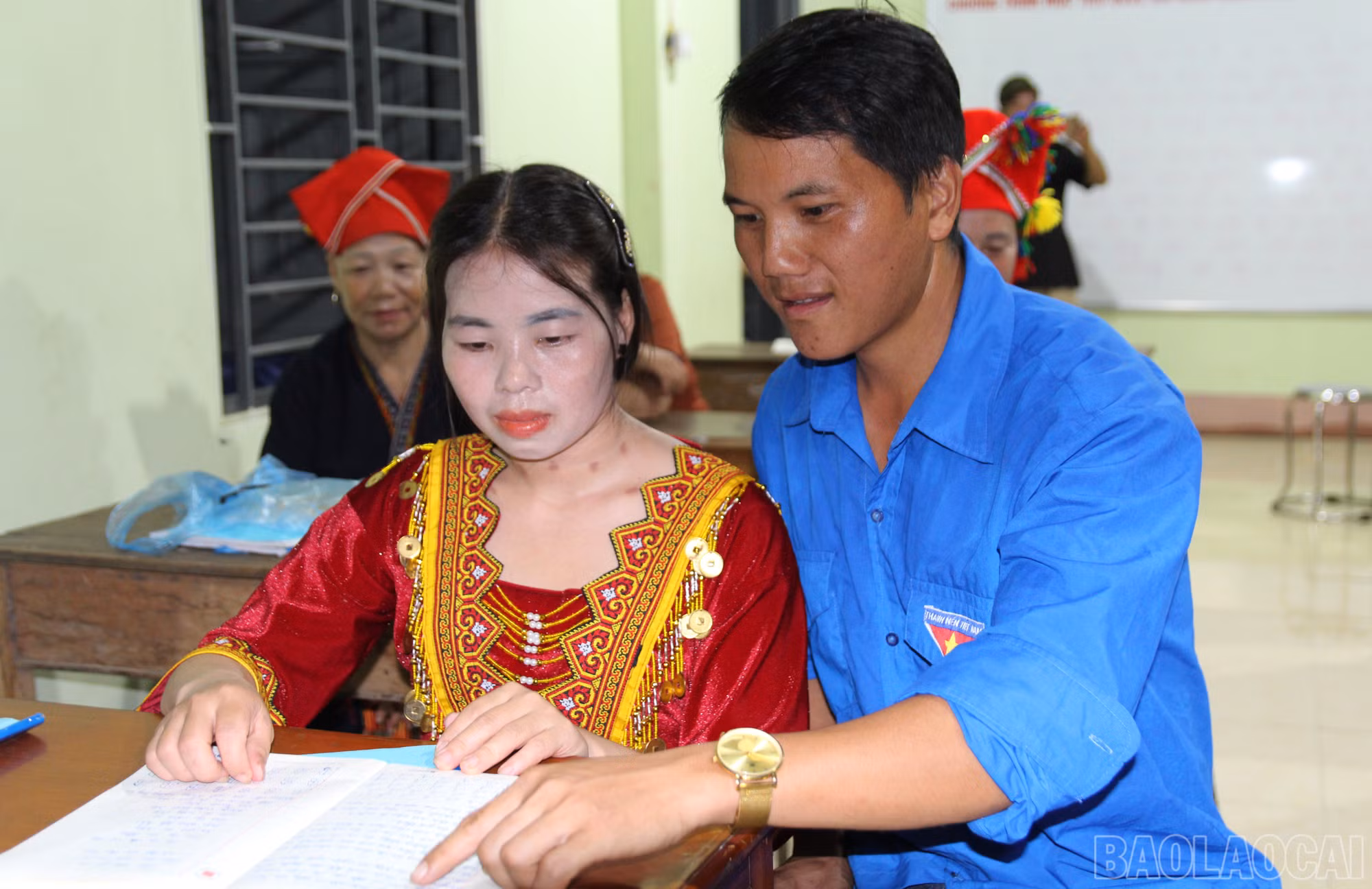Trong lớp học còn có những cặp vợ chồng cùng nhau đi tìm con chữ. Chị Lù Thị Dảnh, sinh năm 1996, từng học hết lớp 5 nhưng sau nhiều năm không sử dụng, những con chữ dần mai một. Thấy vợ gặp nhiều khó khăn trong cuộc sống và công việc vì quên chữ, anh Sùng Seo Hải - Bí thư Chi đoàn thôn Thùng, đã động viên chị đến lớp học xóa mù chữ mỗi tối.