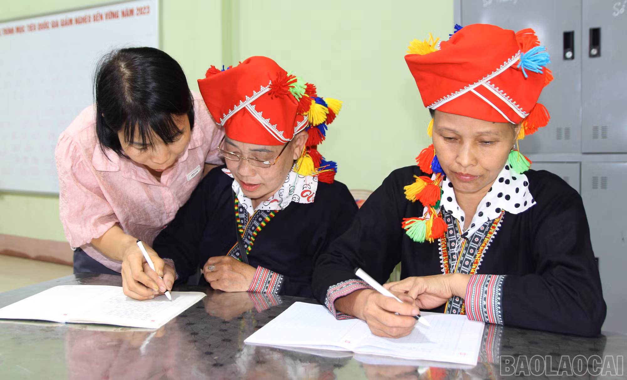 Những nét chữ còn run, những câu đọc còn ngập ngừng đều được cô giáo Trương Thị Tình - giáo viên Trường PTDT bán trú Tiểu học Bảo Hà, kiên nhẫn hướng dẫn, sửa từng lỗi nhỏ. Với nhiều học viên đã ngoài 50, 60 tuổi, việc học đọc, học viết là một thử thách không nhỏ. Nhưng với sự chăm chỉ của học viên cùng sự đồng hành tận tâm của giáo viên, những trang vở mỗi ngày lại thêm kín những con chữ.