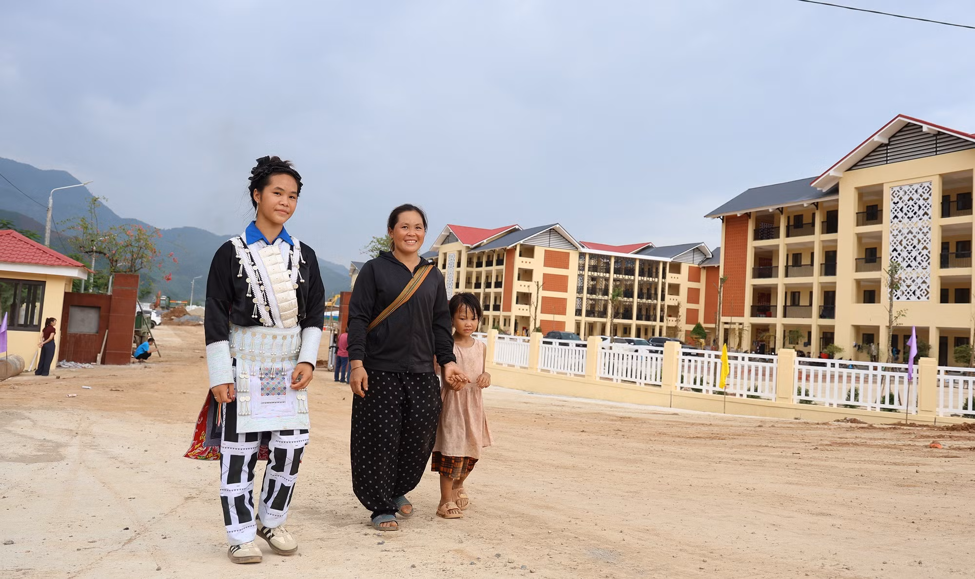 Phụ huynh đưa con thăm trường nội trú liên cấp A Mú Sung.