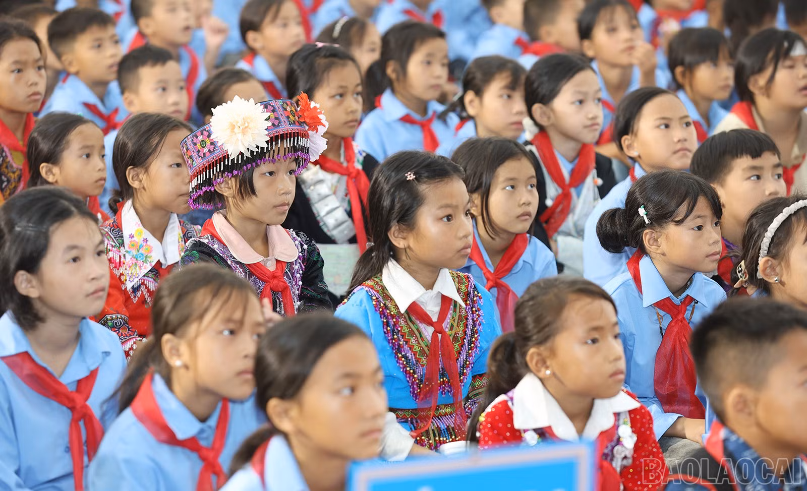 baolaocai-br_hoc-sinh-truong-pho-thong-noi-tru-tieu-hoc-va-thcs-a-mu-sung-trong-ngay-khai-giang.jpg