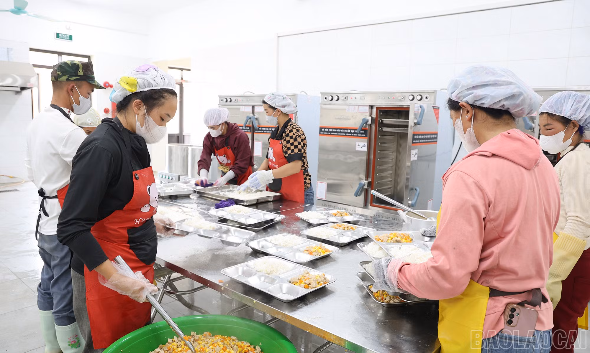 Những bữa ăn bán trú được quan tâm.