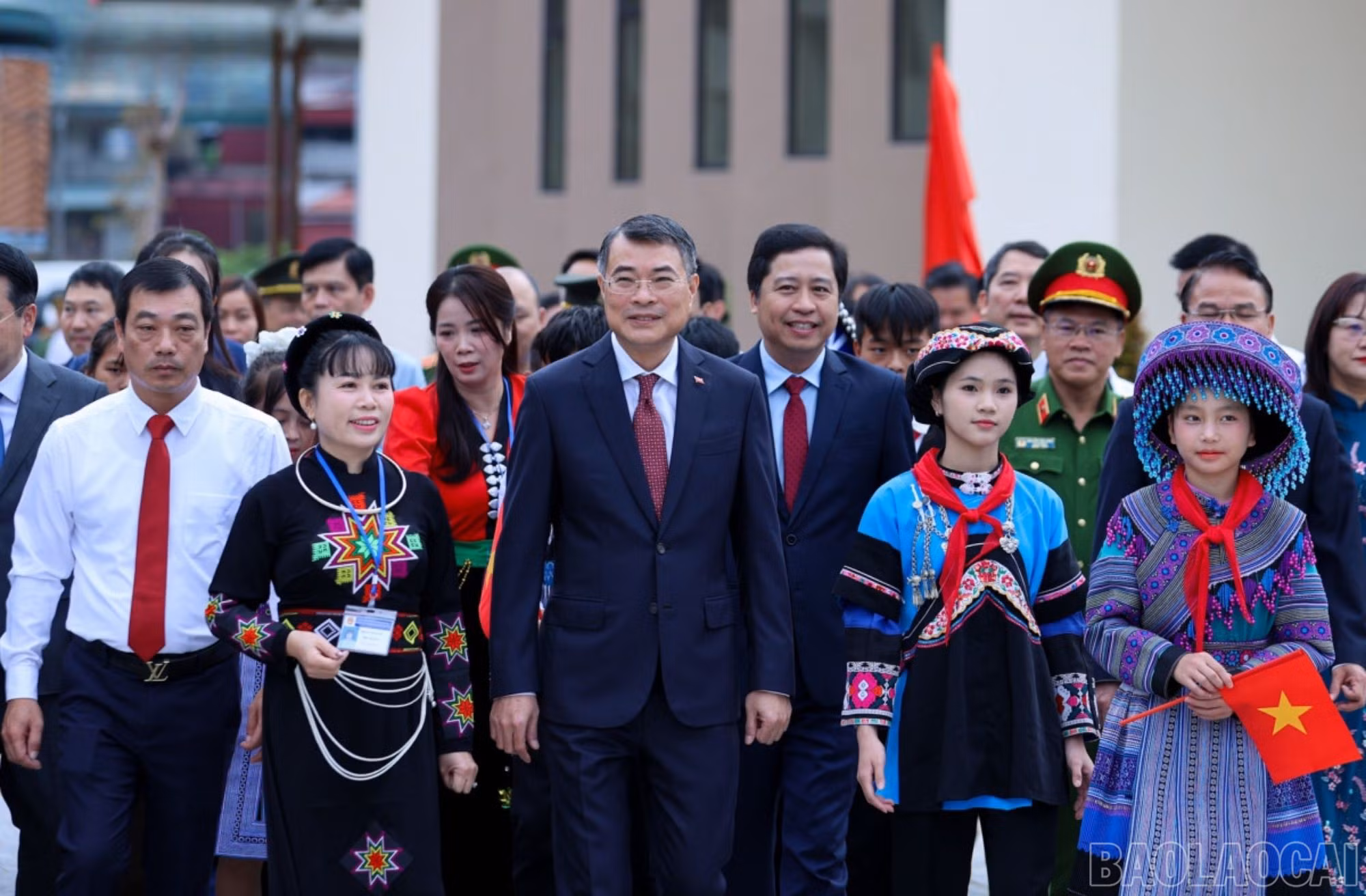 Thủ tướng Lê Minh Hưng dự lễ khánh thành và khai giảng năm học mới tại Trường Phổ thông nội trú Tiểu học và THCS Mường Khương.