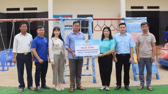 Tặng công trình măng non cho học sinh thôn Làng Nủ