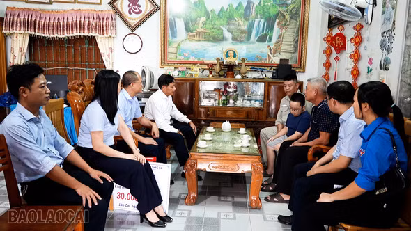 Công ty Cổ phần Thủy điện Thác Bà thăm, tặng quà gia đình chính sách