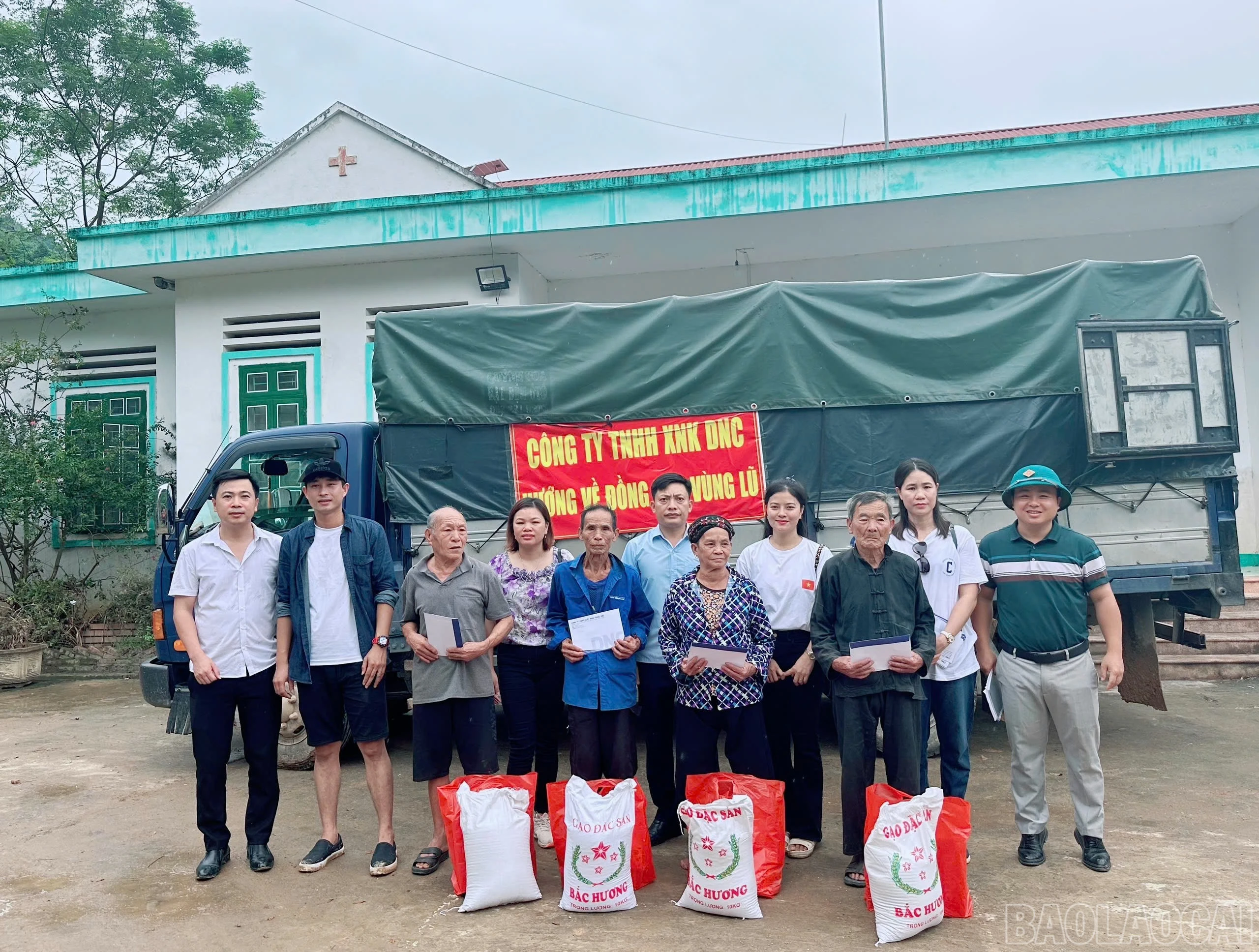 Người dân xã Bản Cái, huyện Bắc Hà nhận quà từ các nhà hảo tâm.